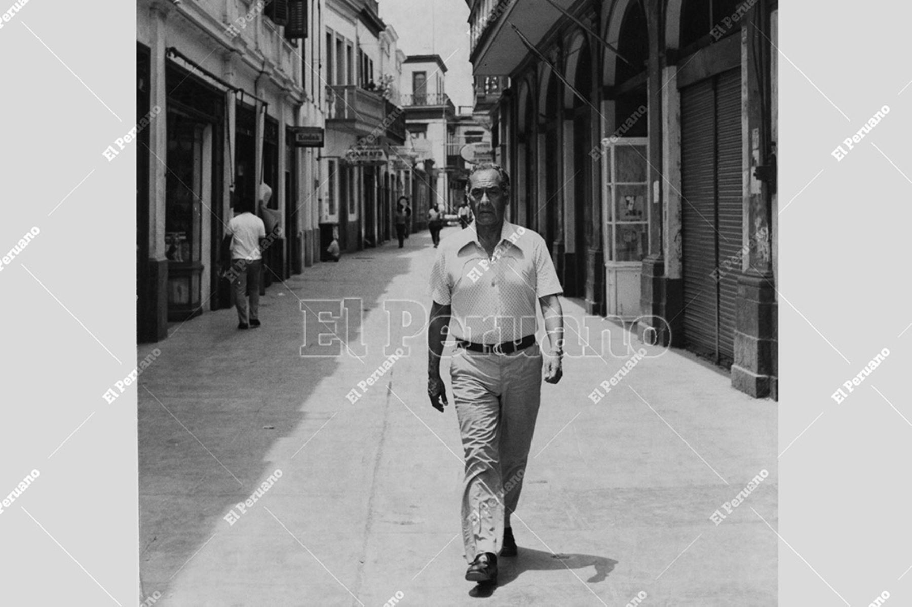 Callao - 20 marzo 1975 / Daniel Carpio  recorriendo las calles del Callao que lo vieron crecer. 
Foto: Archivo Histórico de El Peruano / Raúl Sagástegui