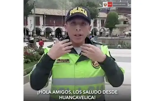 El suboficial de tercera PNP Rosbelino Chocca Inga enseña cómo prevenir el coronavirus en Huancavelica.
