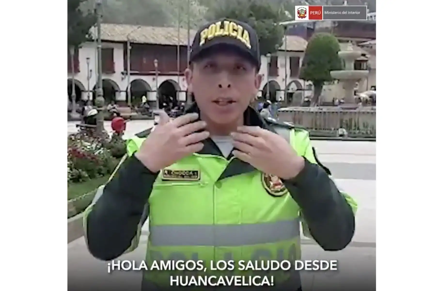 El suboficial de tercera PNP Rosbelino Chocca Inga enseña cómo prevenir el coronavirus en Huancavelica.