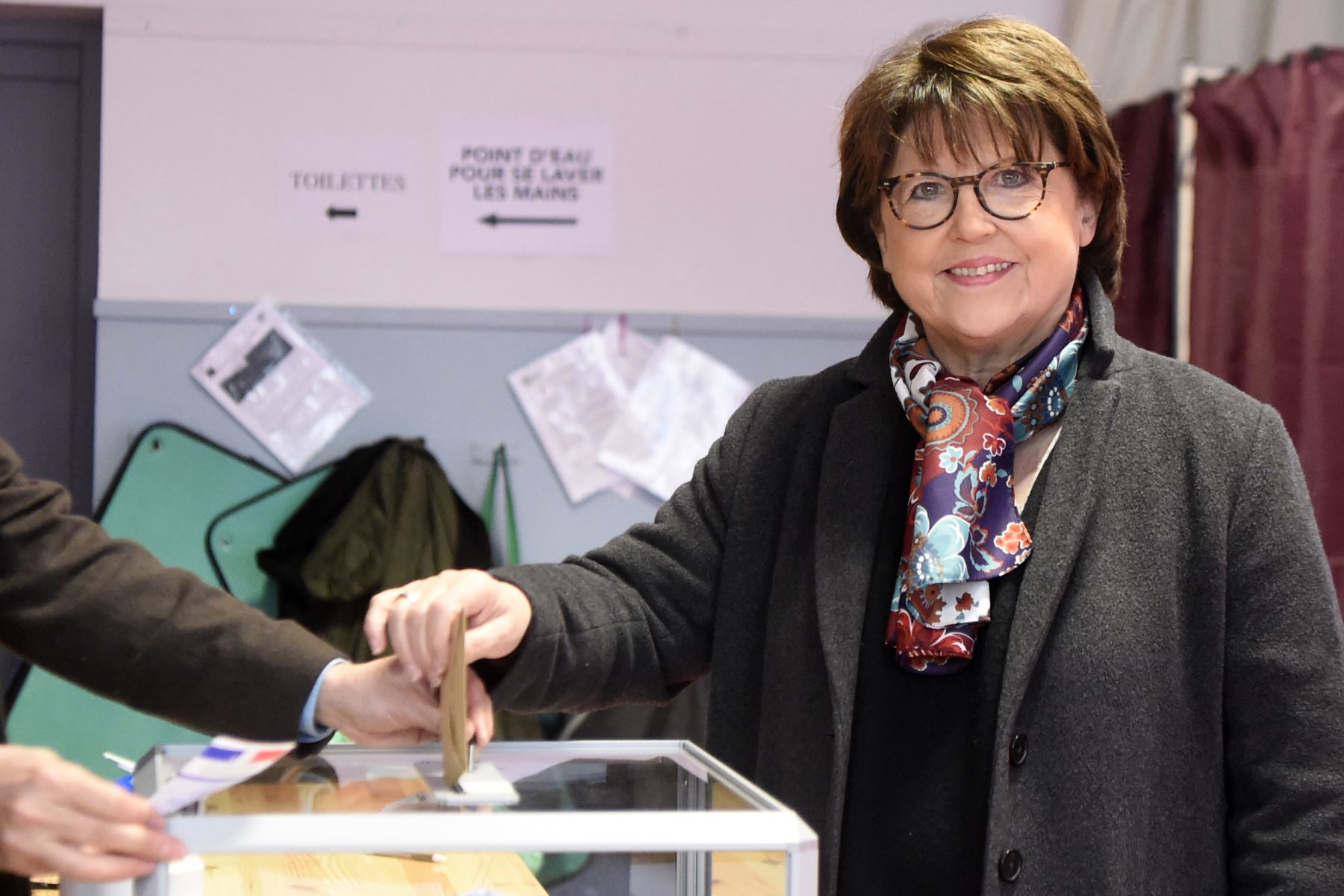 Los franceses votaban este domingo para elegir alcaldes en unos comicios que se celebran en un contexto inédito y en medio de medidas sanitarias extraordinarias por el coronavirus, que amenaza con disparar la abstención. Foto: AFP