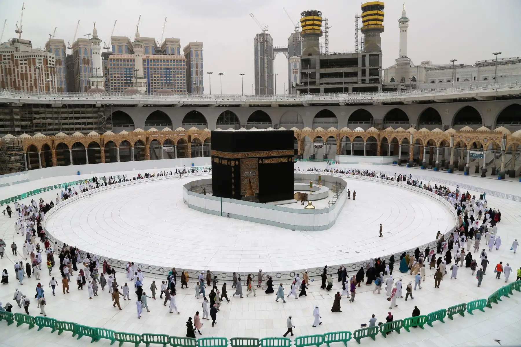 Los fieles musulmanes circunvalan la sagrada Kaaba en la Gran Mezquita de La Meca, el sitio más sagrado del Islam, el 13 de marzo de 2020.
AFP