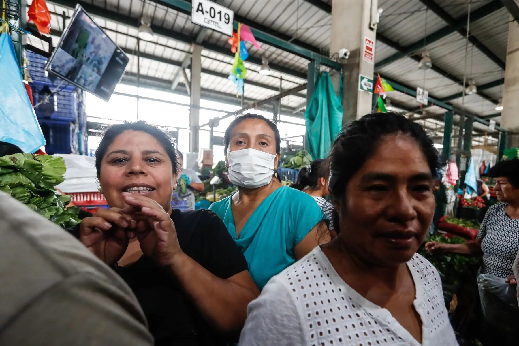 El alcalde de Lima, Jorge Muñoz y el ministro de Agricultura y Riego, Jorge Montenegro, supervisan desde tempranas horas el normal abastecimiento de productos provenientes del interior del país en el Gran Mercado Mayorista de Lima.
Foto: ANDINA/Renato Pajuelo