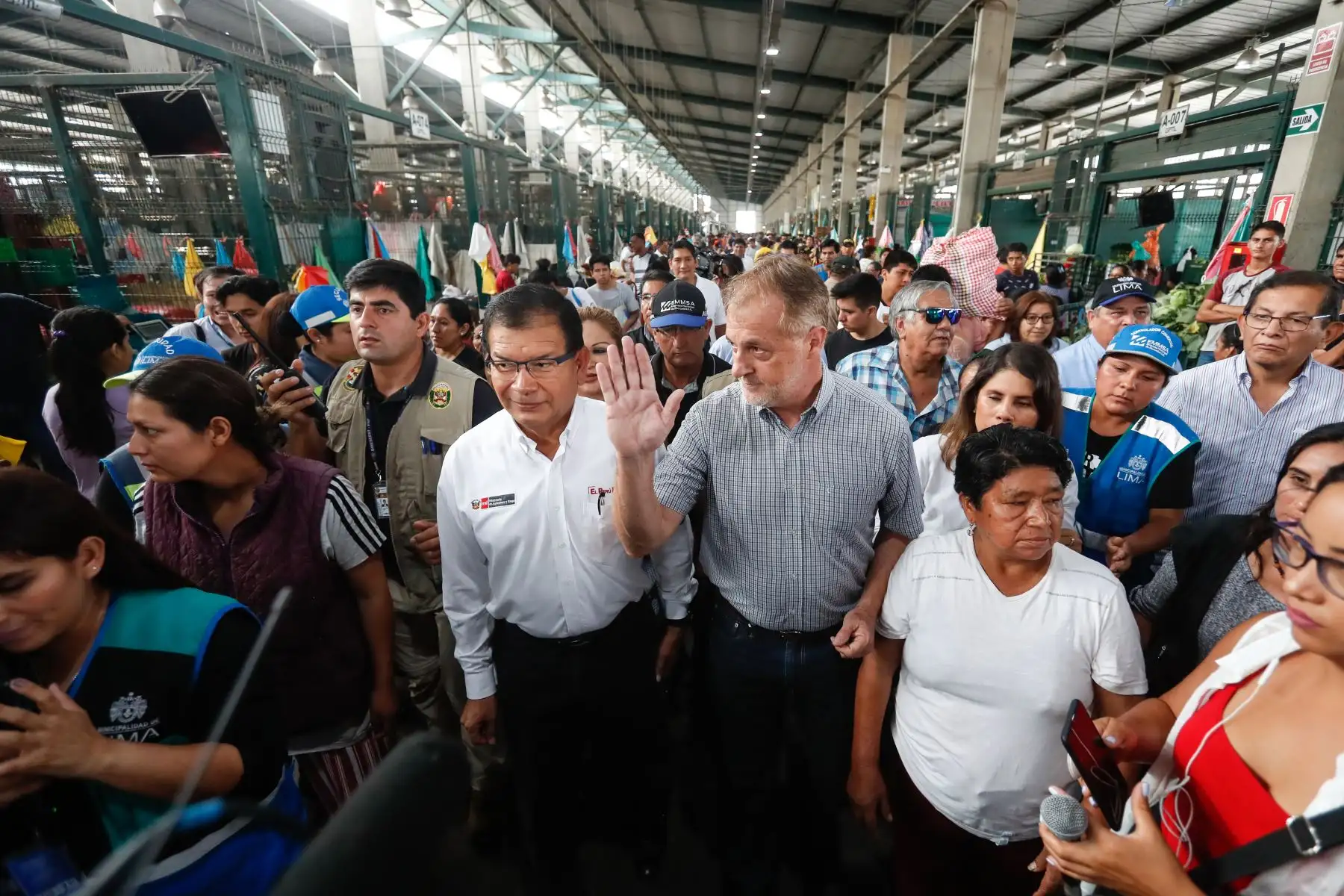 El alcalde de Lima, Jorge Muñoz y el ministro de Agricultura y Riego, Jorge Montenegro, supervisan desde tempranas horas el normal abastecimiento de productos provenientes del interior del país en el Gran Mercado Mayorista de Lima.
Foto: ANDINA/Renato Pajuelo