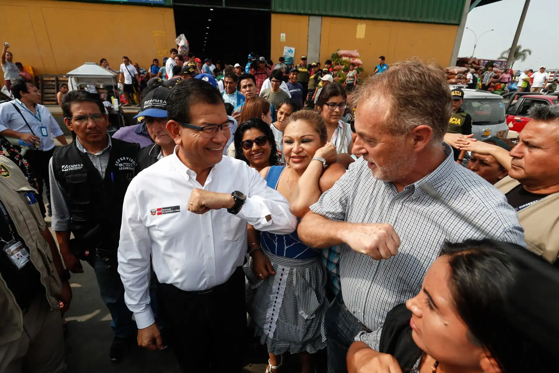 El alcalde de Lima, Jorge Muñoz y el ministro de Agricultura y Riego, Jorge Montenegro, supervisan desde tempranas horas el normal abastecimiento de productos provenientes del interior del país en el Gran Mercado Mayorista de Lima.
Foto: ANDINA/Renato Pajuelo
