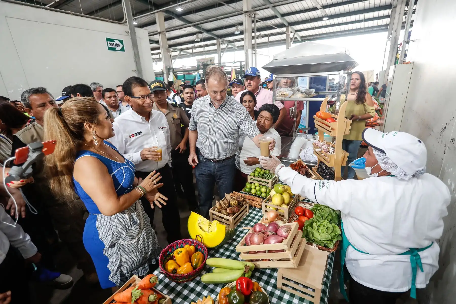 El alcalde de Lima, Jorge Muñoz y el ministro de Agricultura y Riego, Jorge Montenegro, supervisan desde tempranas horas el normal abastecimiento de productos provenientes del interior del país en el Gran Mercado Mayorista de Lima.
Foto: ANDINA/Renato Pajuelo