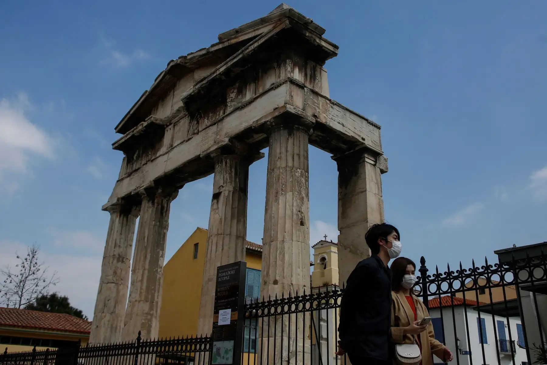 Los turistas con máscaras en sitio arqueológico cerrado de Roman Agora, en el centro de Atenas, GreciaFoto: EFE