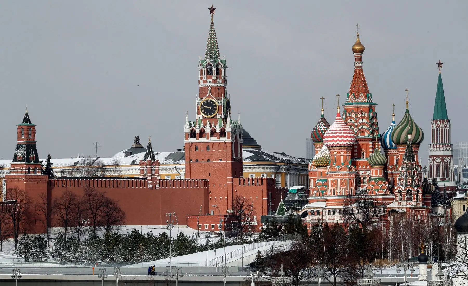Los transeúntes solitarios caminan frente al Kremlin de Moscú en Moscú, Rusia donde las autoridades obligaron cuarentena debido al avance del Coronavirus.
Foto:EFE