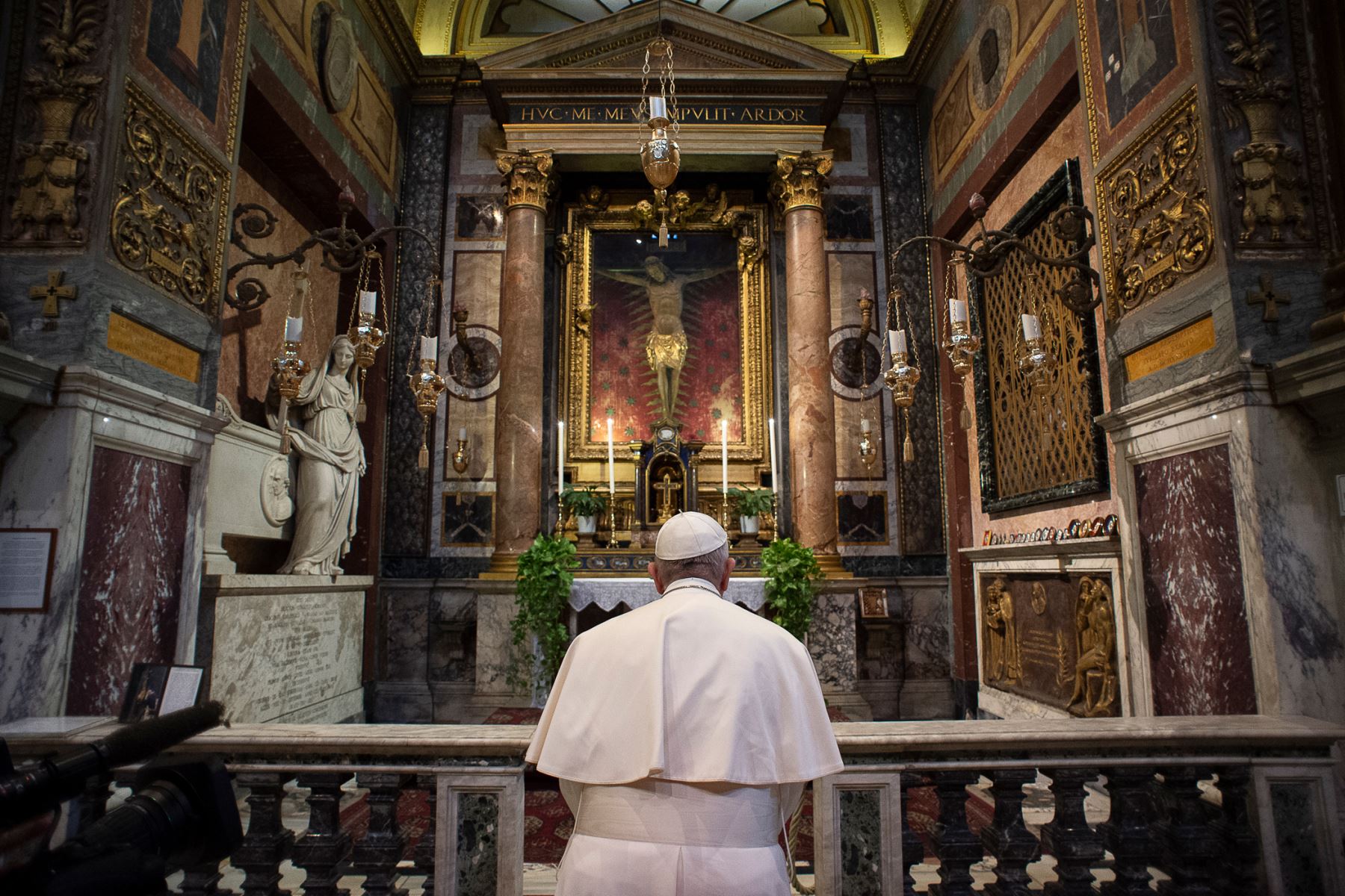 El papa Francisco reza para que llegue el fin de la pandemia en el mundo. Foto: AFP
