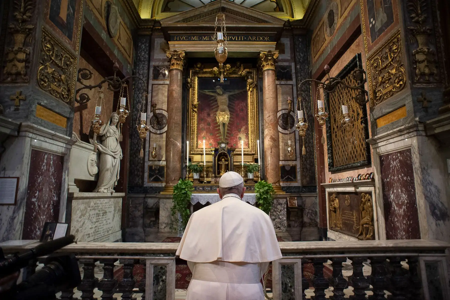 El papa Francisco reza para que llegue el fin de la pandemia en el mundo. Foto: AFP