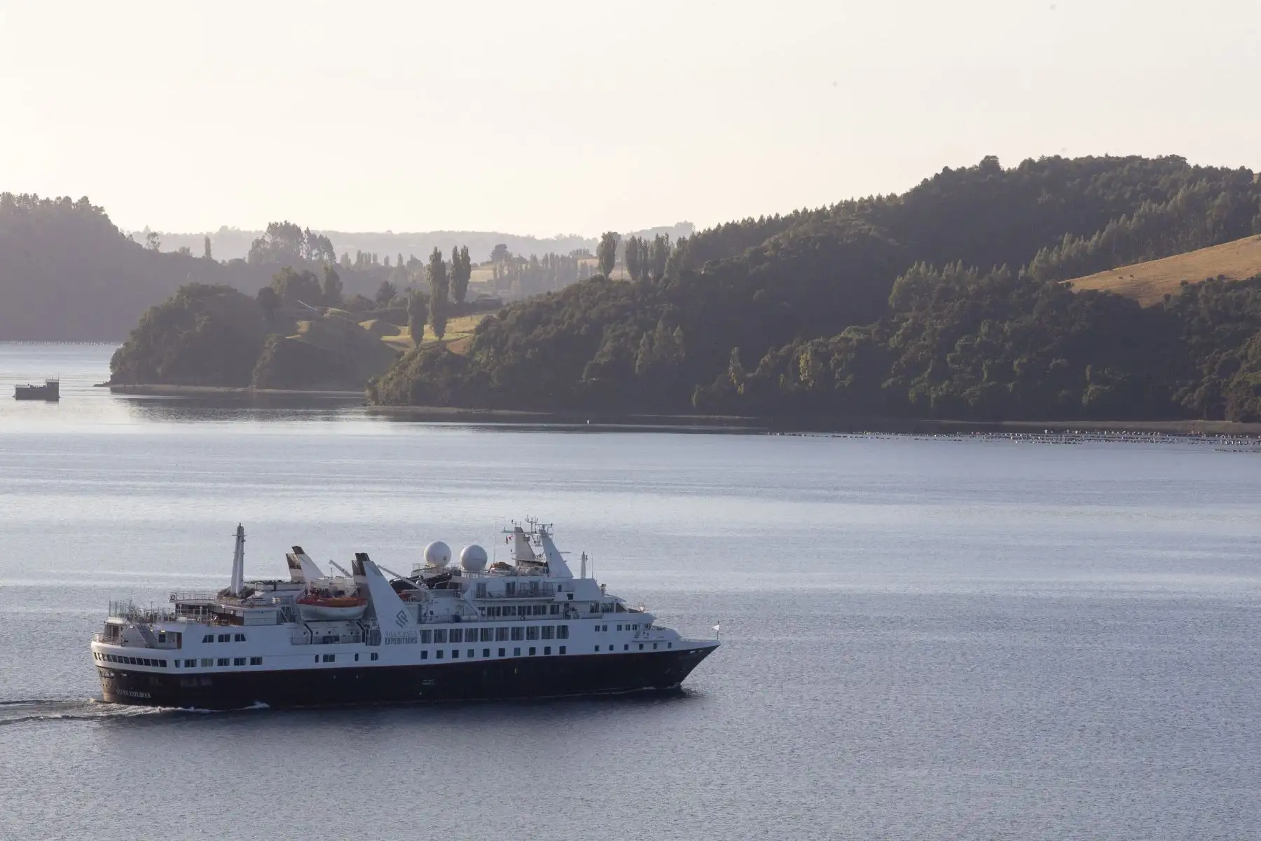Vista del crucero Silver Explorer, que se encuentra en cuarentena debido a un pasajero que fue diagnosticado con el nuevo coronavirus, COVID-19, en Castro, Chile. Foto: AFP