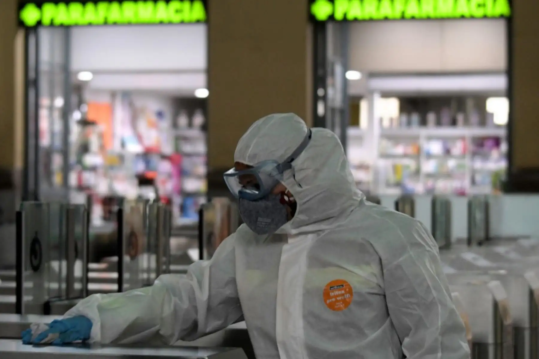 Miembros de la Unidad de Emergencias Militares llevan a cabo una desinfección general en la estación de tren en Valencia. Foto: AFP