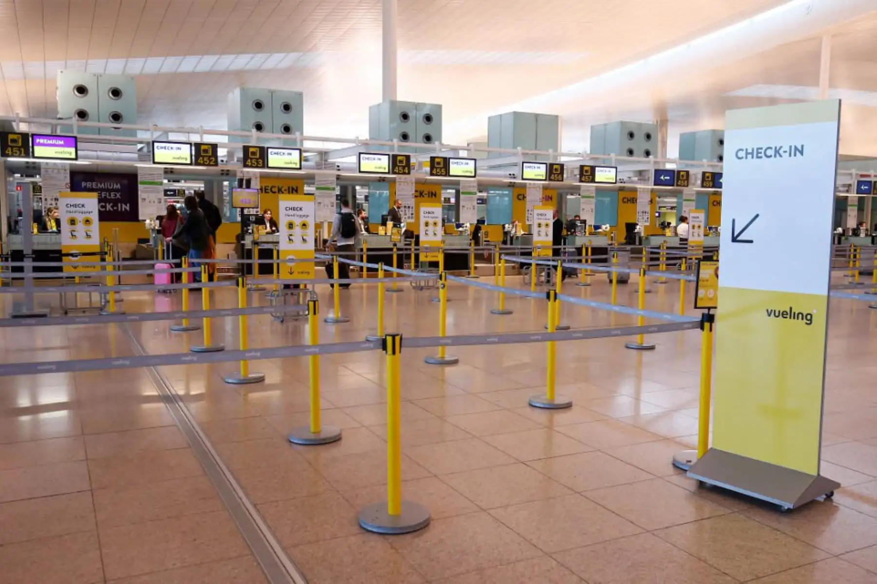 Mostradores de check-in casi vacíos en el aeropuerto de Barcelona. Foto: AFP