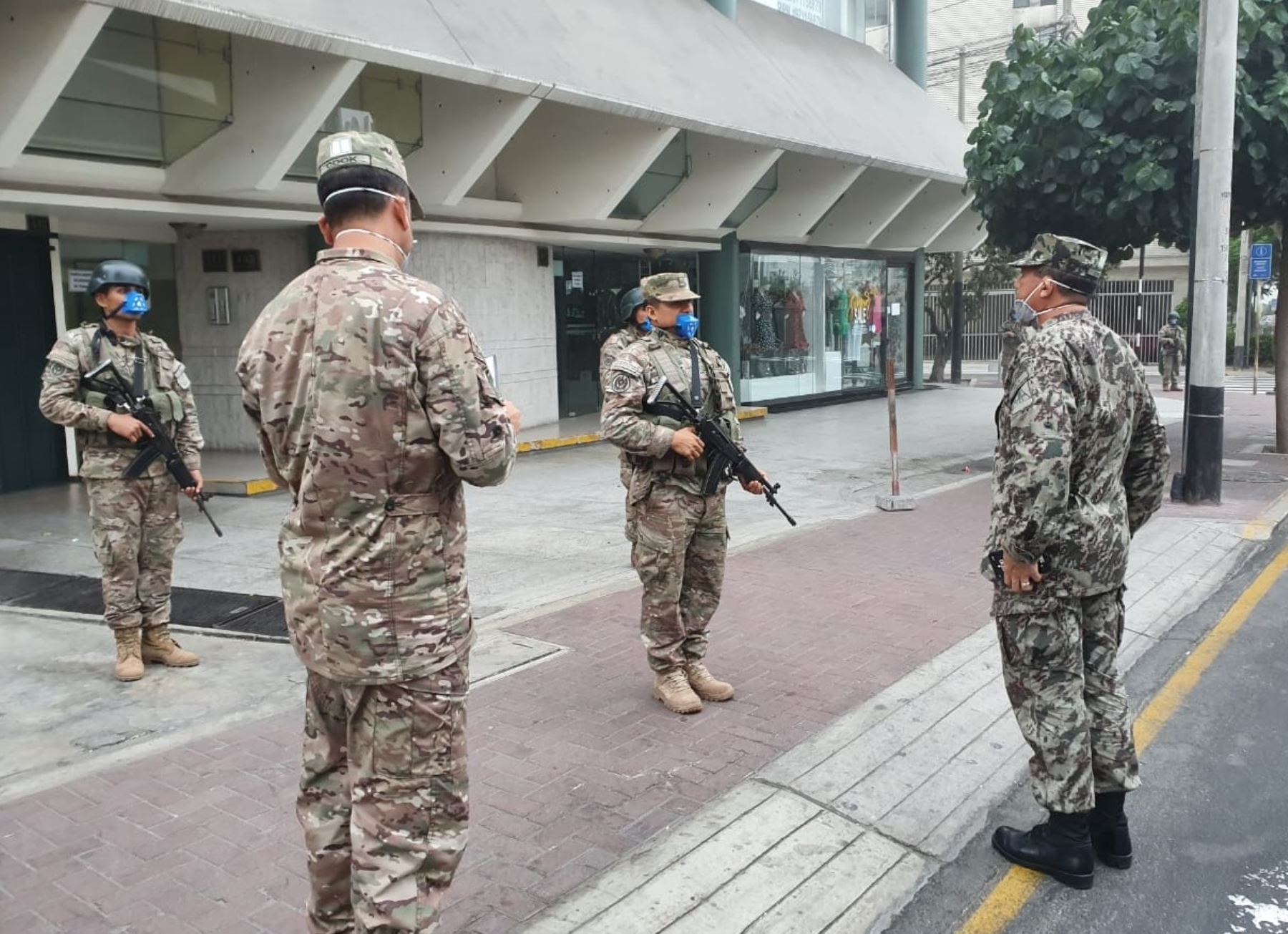 El comandante general del Ejército del Perú, Jorge Celiz Kuong, visitó este lunes diferentes distritos de Lima para supervisar la participación del personal militar en sus sectores de responsabilidad.