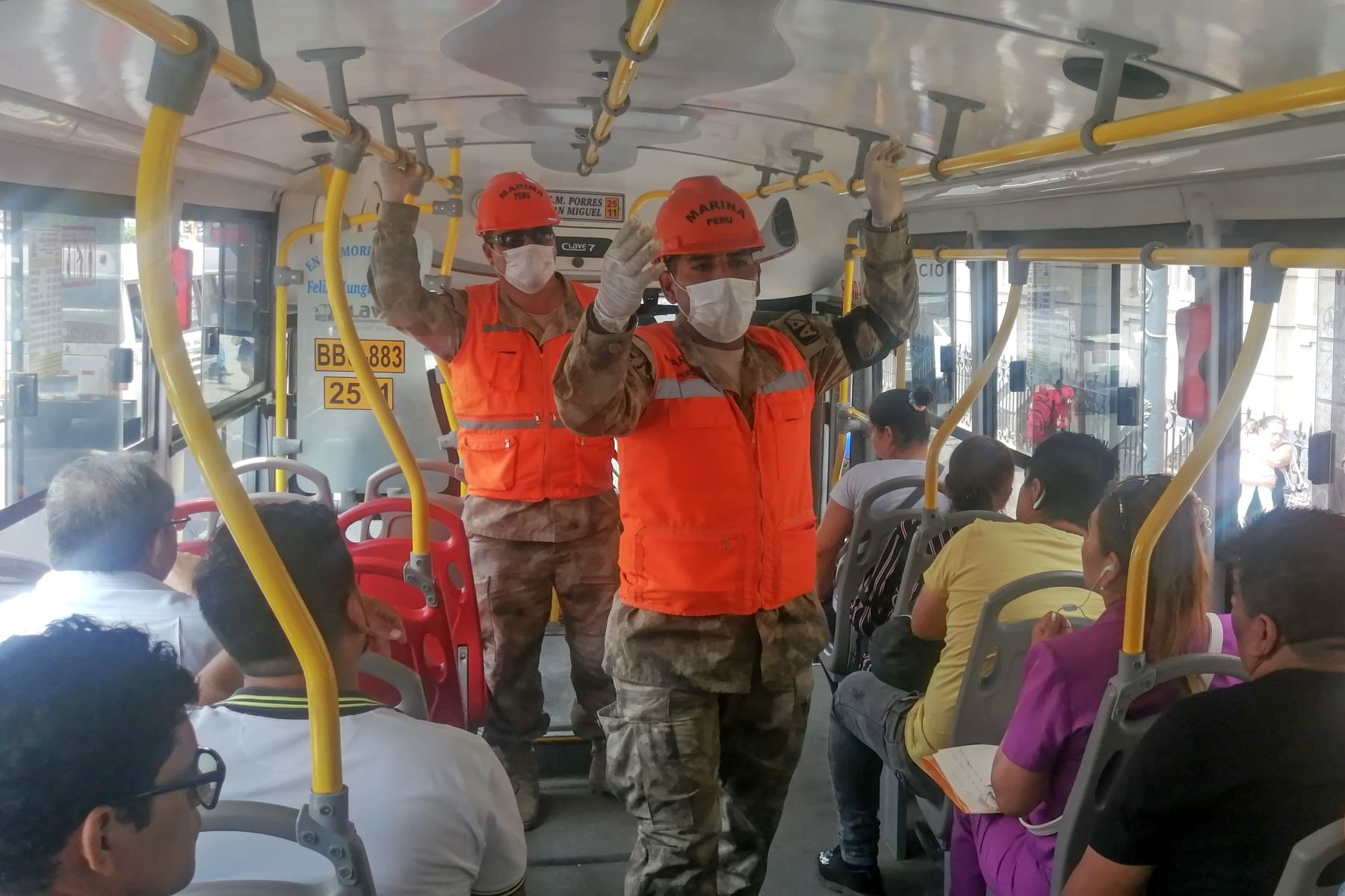 La marina de guerra del Perú, brinda información a la población sobre los cuidados y prevención del coronavirus en los vehículos de transporte público. Foto: ANDINA