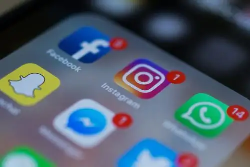 Según revela el estudio, mientras las medidas sanitarias y la pandemia causaban el aislamiento de los peruanos, los influencers representaron un "escape de la realidad" para muchos usuarios. Foto: AFP