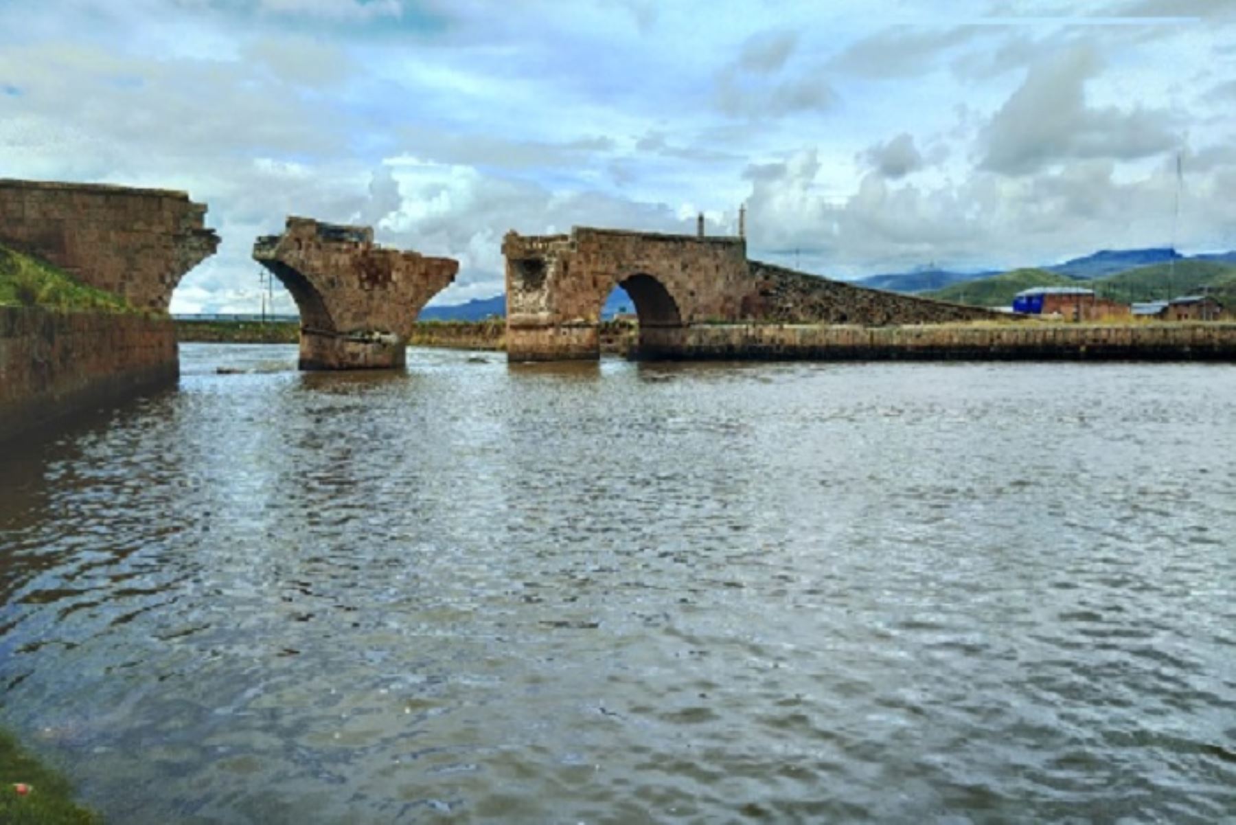 Puente colonial de Lampa se desploma a raíz de intensas lluvias