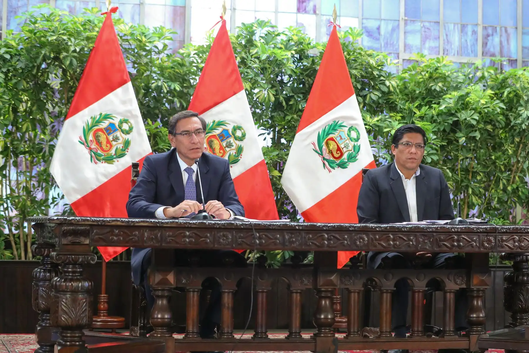 El presidente Martín Vizcarra, junto al jefe del Gabinete Ministerial, Vicente Zeballos, informa acerca de las medidas del estado de emergencia nacional decretado anoche por el Poder Ejecutivo. Foto: ANDINA/Prensa Presidencia