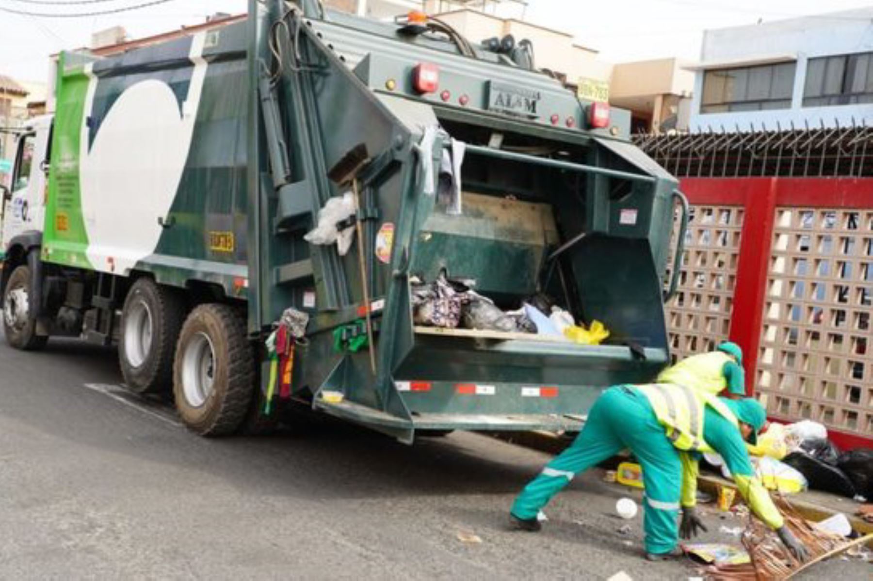 Durante la inmovilización social obligatoria, el personal de limpieza podrá movilizarse, precisó el Minam. Foto: ANDINA/Difusión