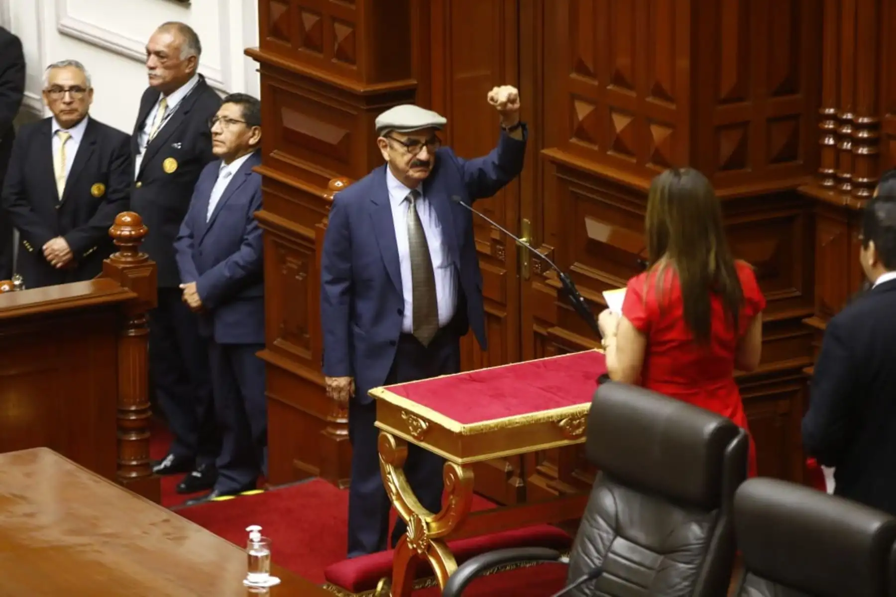 Primer secretario de la Mesa Directiva de la Junta Preparatoria, Carlos Enrique Fernández Chacón rinde su juramento de ley.