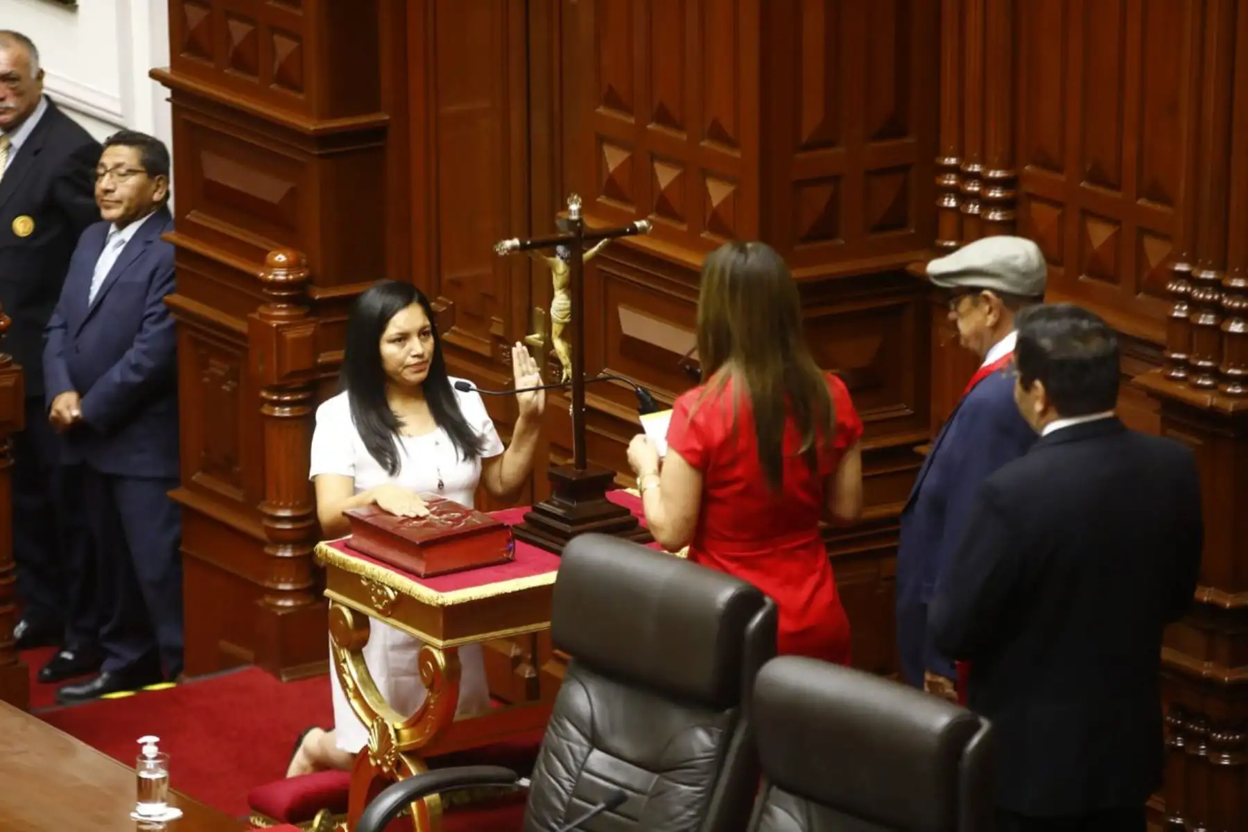 Segunda secretaria de la Mesa Directiva de la Junta Preparatoria, María Isabel Bartolo Romero rinde su juramento de ley.