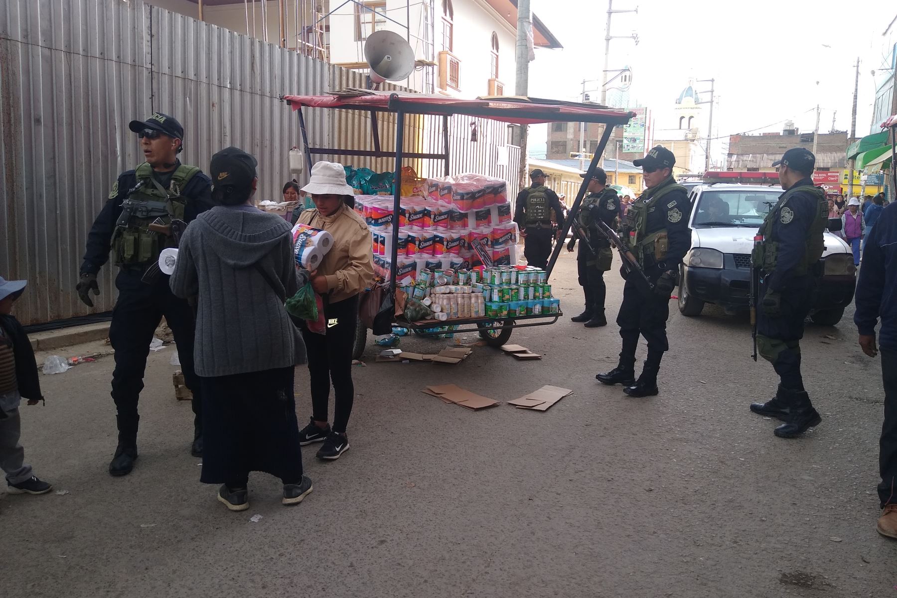 Miembros de la Policía Nacional y el Ejército del Perú reforzaron el control en las calles céntricas de Huancayo.
