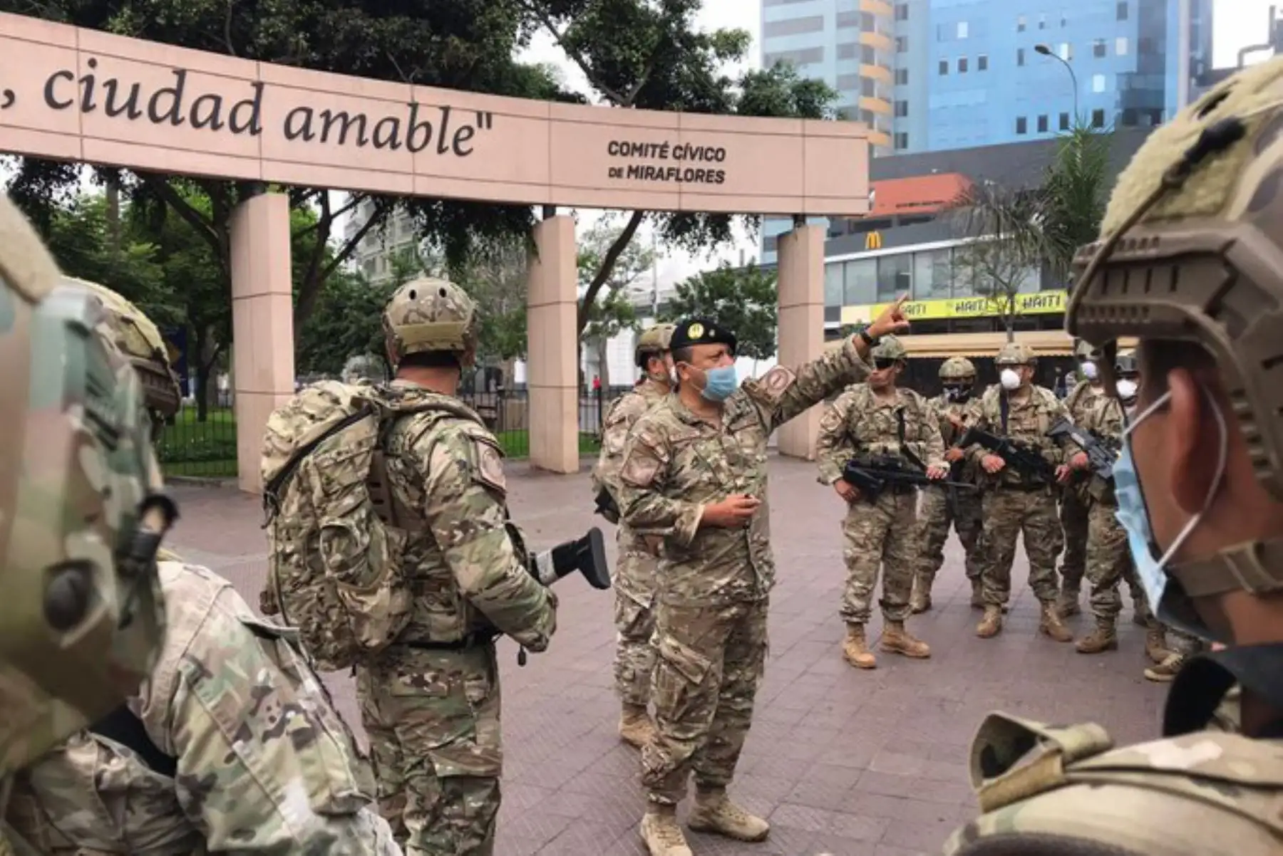 A nivel nacional, las Fuerzas Armadas, junto a la 
Policía Peru, patrullan las calles para verificar y garantizar que se cumpla con las medidas por el Estado de Emergencia. Foto: ANDINA/MINDEF