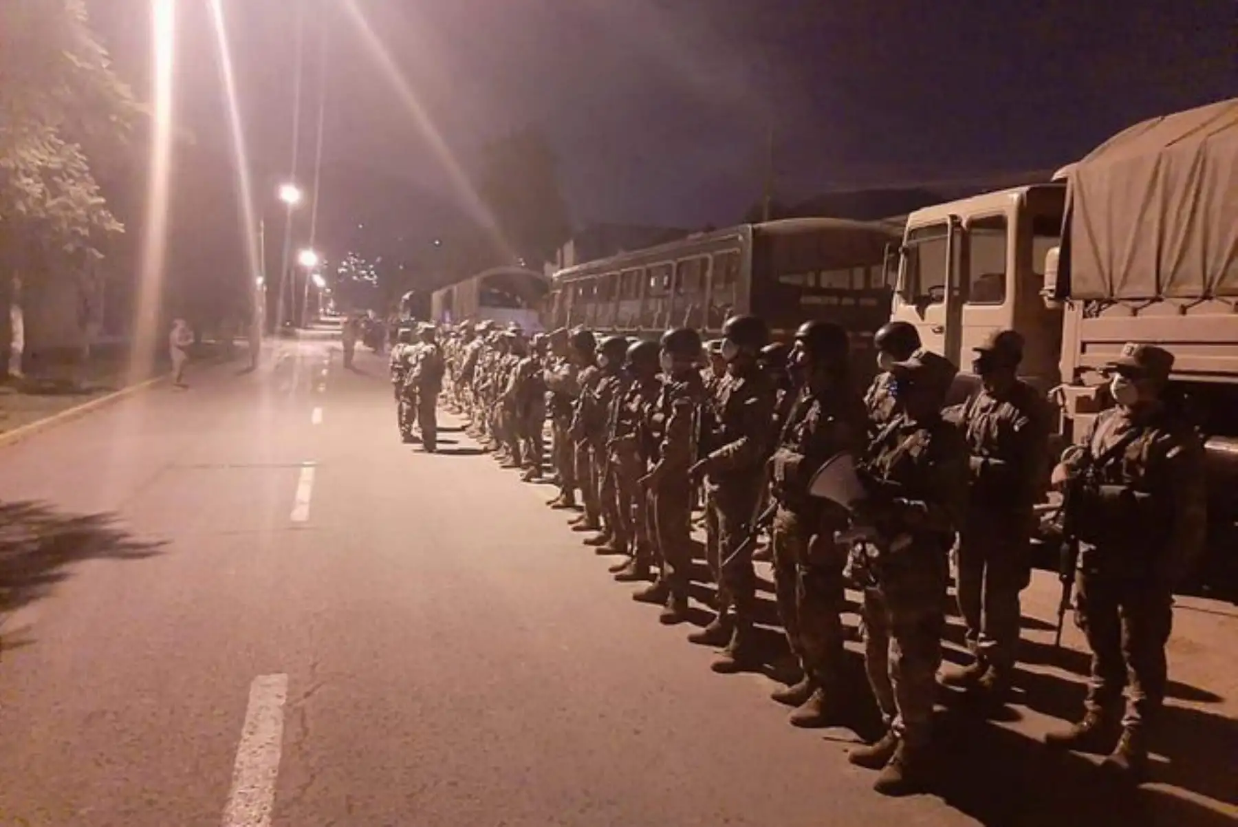 A nivel nacional, las Fuerzas Armadas, junto a la 
Policía Peru, patrullan las calles para verificar y garantizar que se cumpla con las medidas por el Estado de Emergencia. Foto: ANDINA/MINDEF