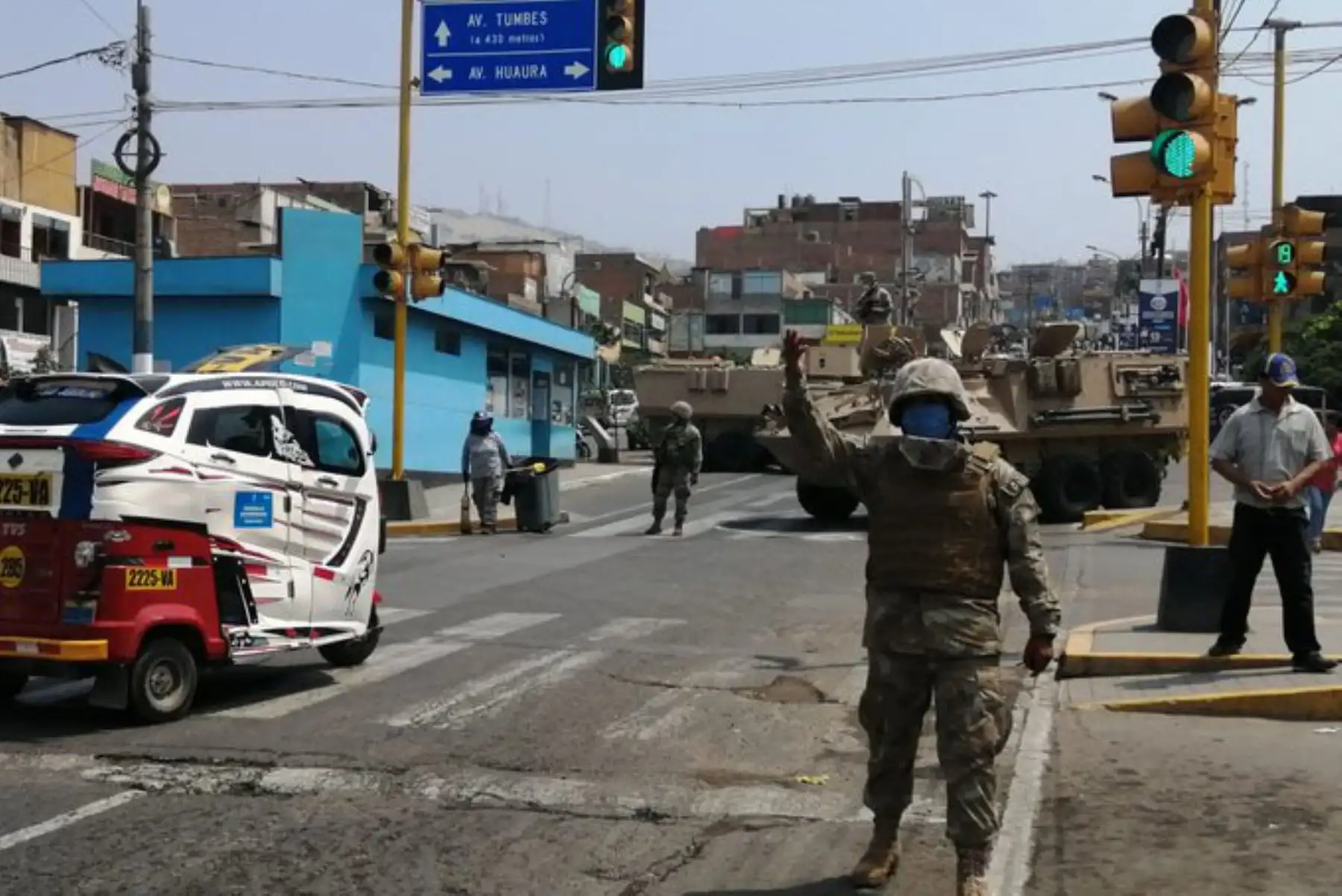 A nivel nacional, las Fuerzas Armadas, junto a la 
Policía Peru, patrullan las calles para verificar y garantizar que se cumpla con las medidas por el Estado de Emergencia. Foto: ANDINA/MINDEF