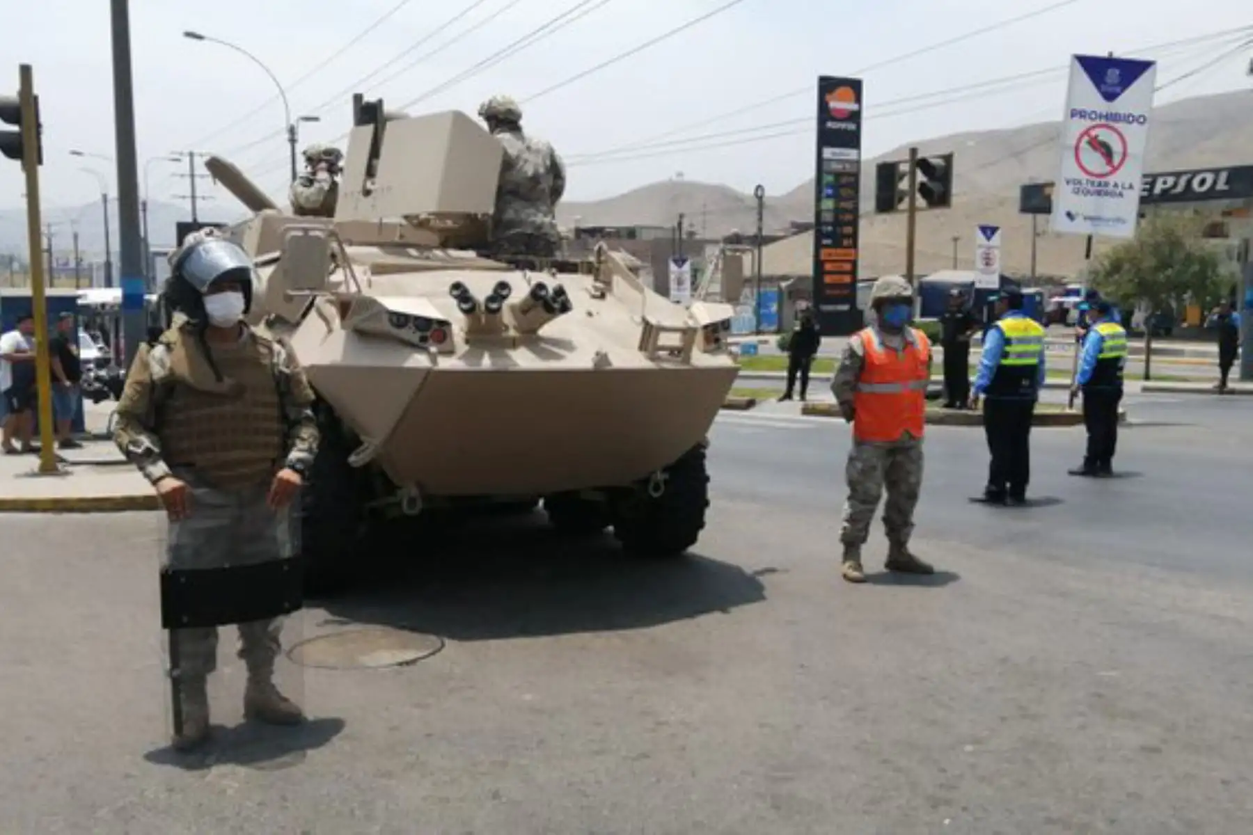 A nivel nacional, las Fuerzas Armadas, junto a la 
Policía Peru, patrullan las calles para verificar y garantizar que se cumpla con las medidas por el Estado de Emergencia. Foto: ANDINA/MINDEF