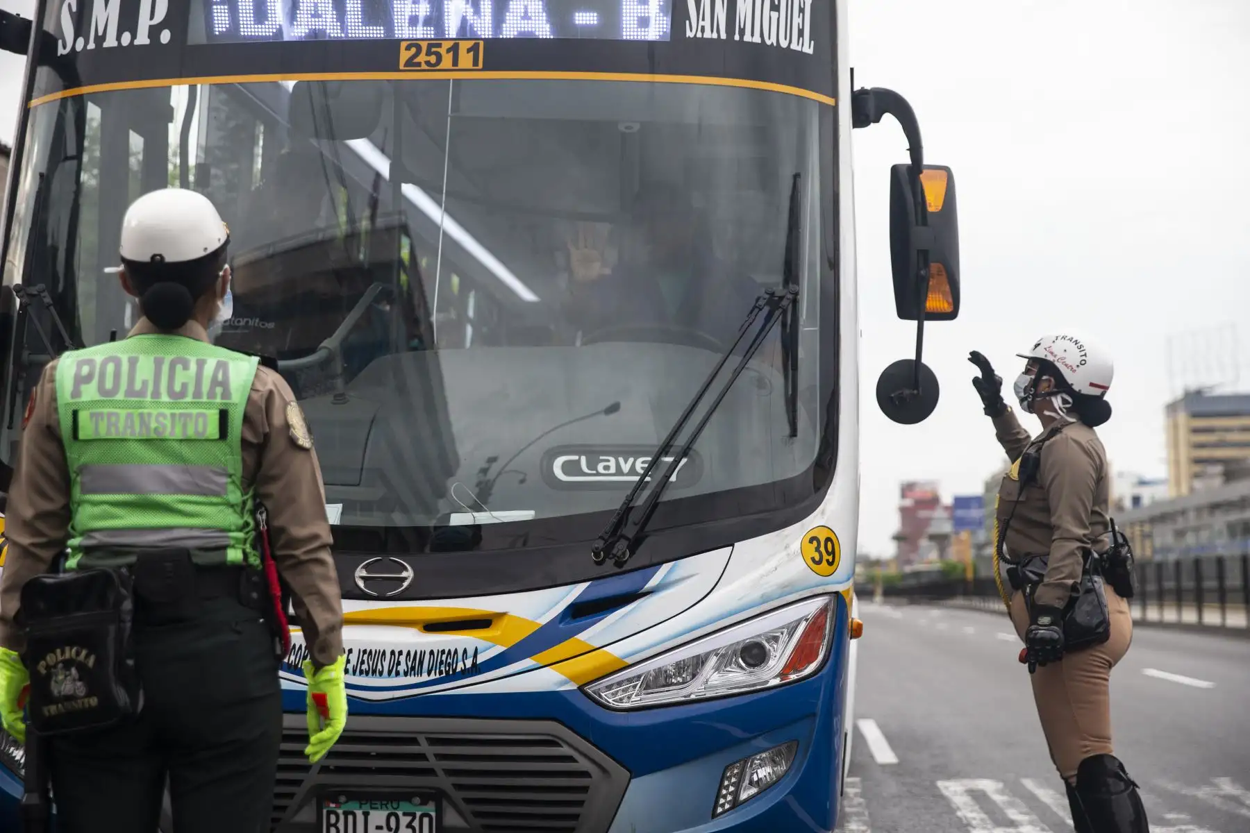 La Policía de Tránsito controla que los buses de transporte público no circulen repletos de pasajeros. También inspeccciona a los vehículos particulares. Foto: ANDINA/Jhonel Rodríguez Robles