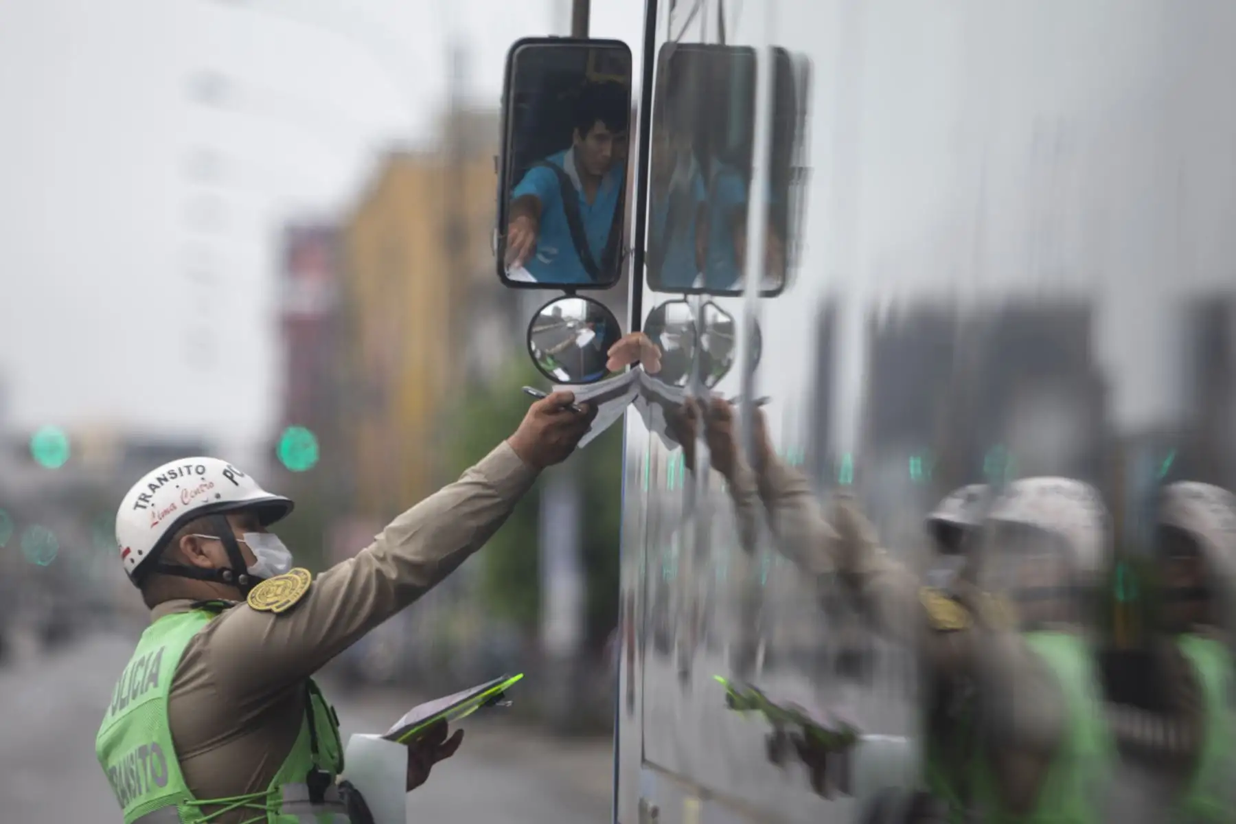 La Policía de Tránsito controla que los buses de transporte público no circulen repletos de pasajeros. También inspeccciona a los vehículos particulares. Foto: ANDINA/Jhonel Rodríguez Robles