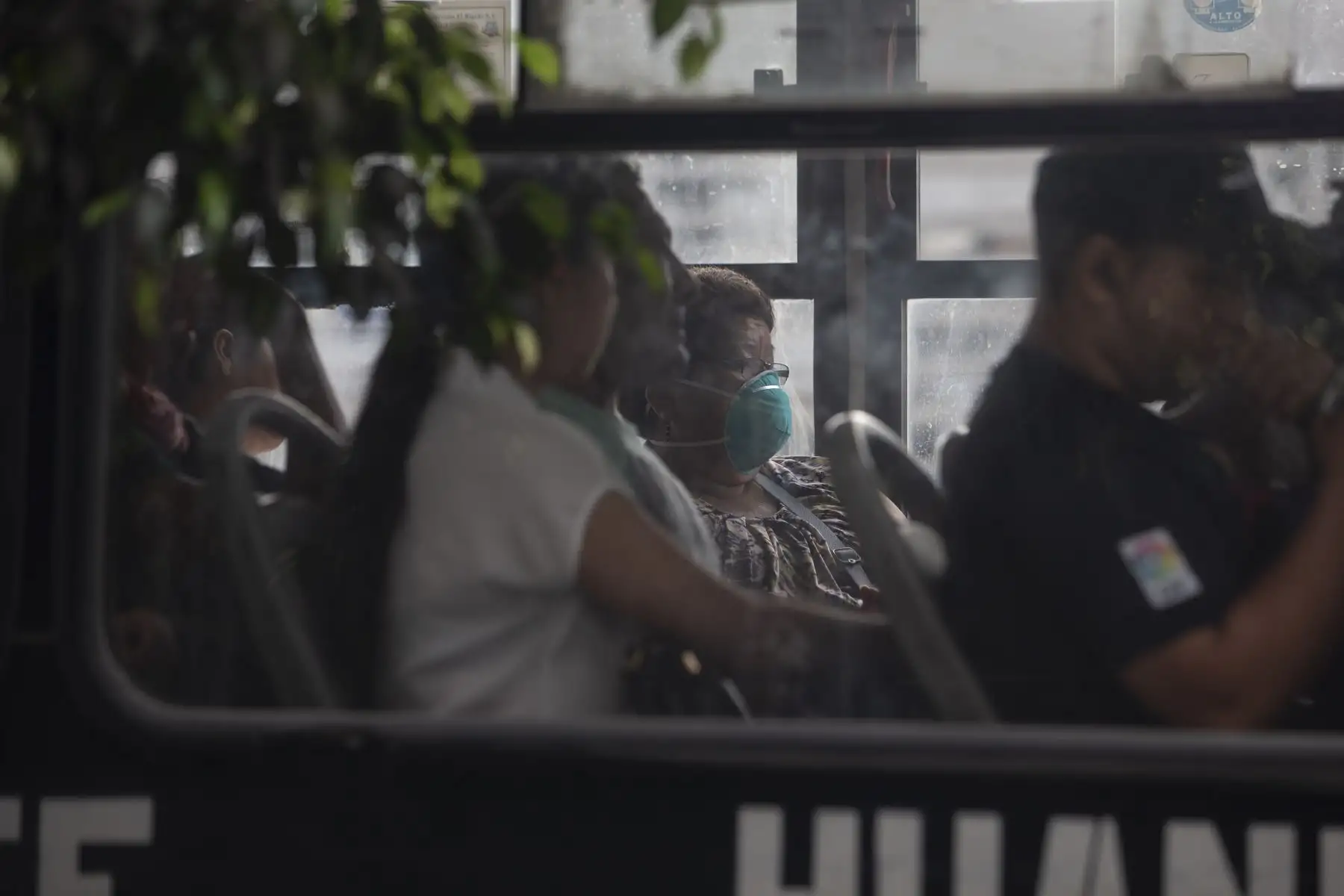La Policía de Tránsito controla que los buses de transporte público no circulen repletos de pasajeros. También inspeccciona a los vehículos particulares. Foto: ANDINA/Jhonel Rodríguez Robles