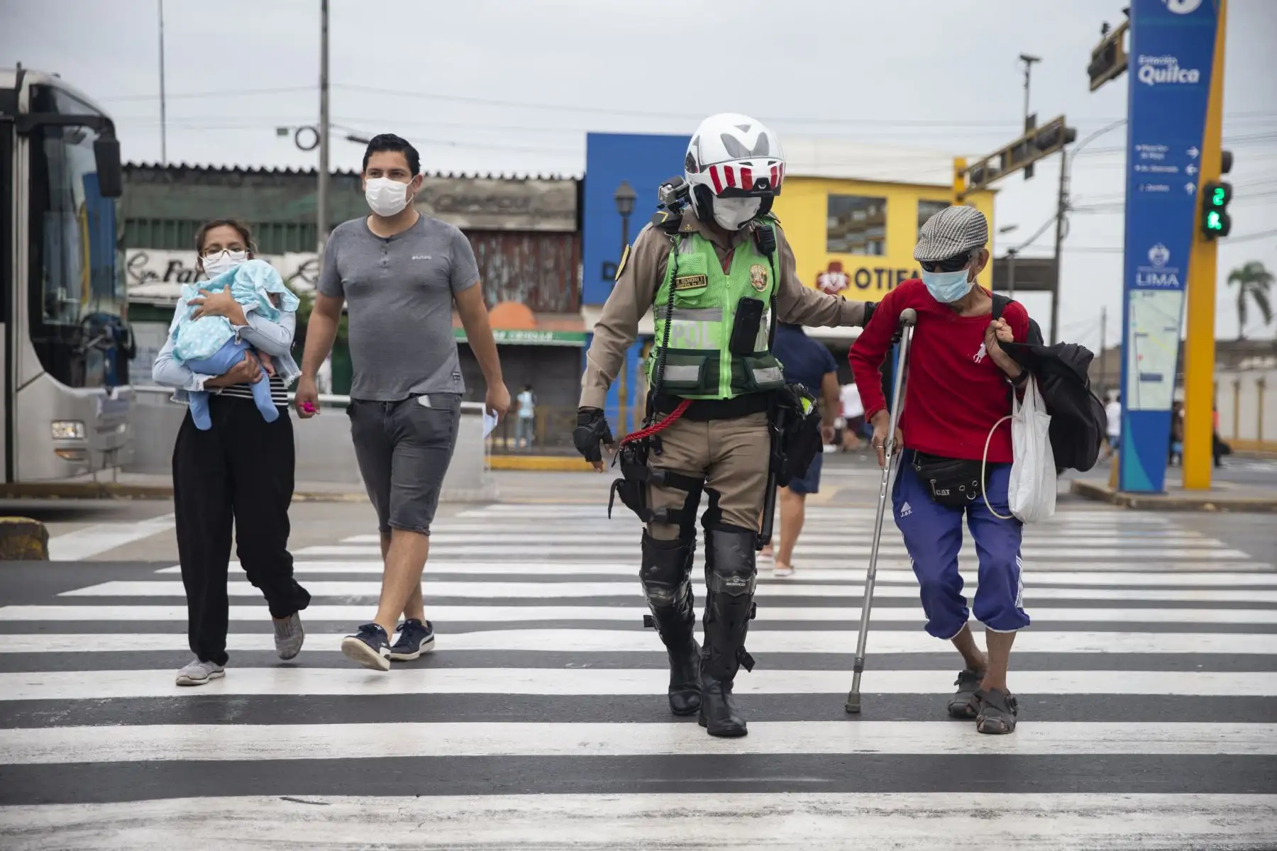 La Policía de Tránsito controla que los buses de transporte público no circulen repletos de pasajeros. También inspeccciona a los vehículos particulares. Foto: ANDINA/Jhonel Rodríguez Robles