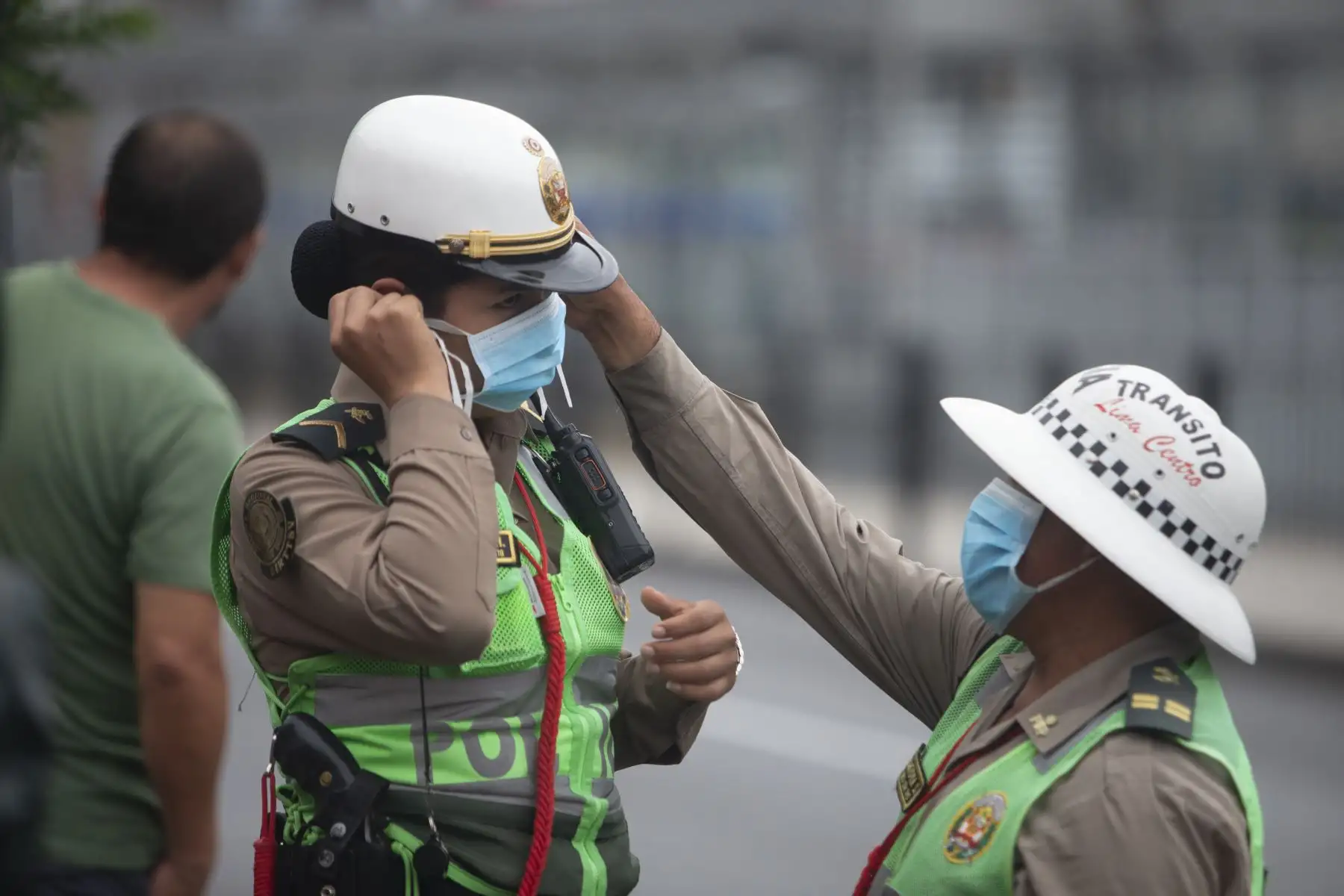 La Policía de Tránsito controla que los buses de transporte público no circulen repletos de pasajeros. También inspeccciona a los vehículos particulares. Foto: ANDINA/Jhonel Rodríguez Robles