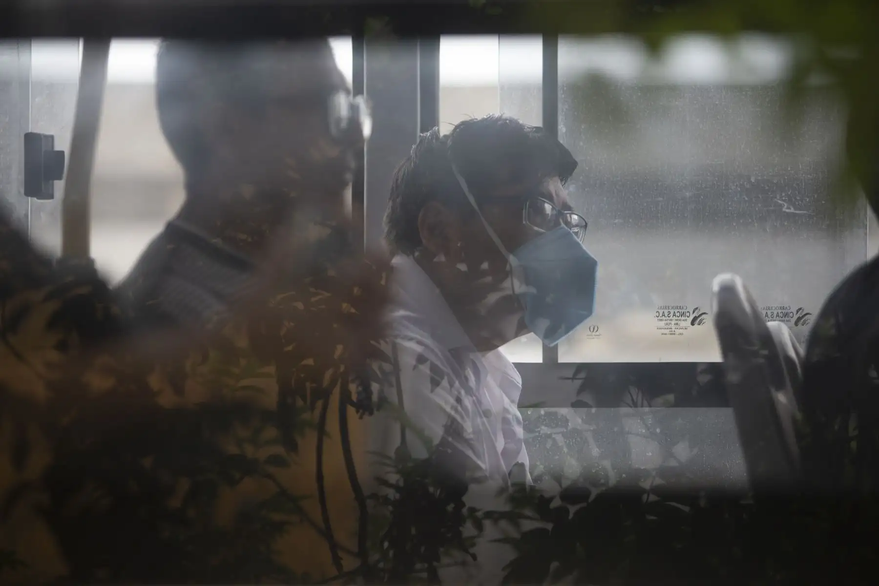 La Policía de Tránsito controla que los buses de transporte público no circulen repletos de pasajeros. También inspeccciona a los vehículos particulares. Foto: ANDINA/Jhonel Rodríguez Robles