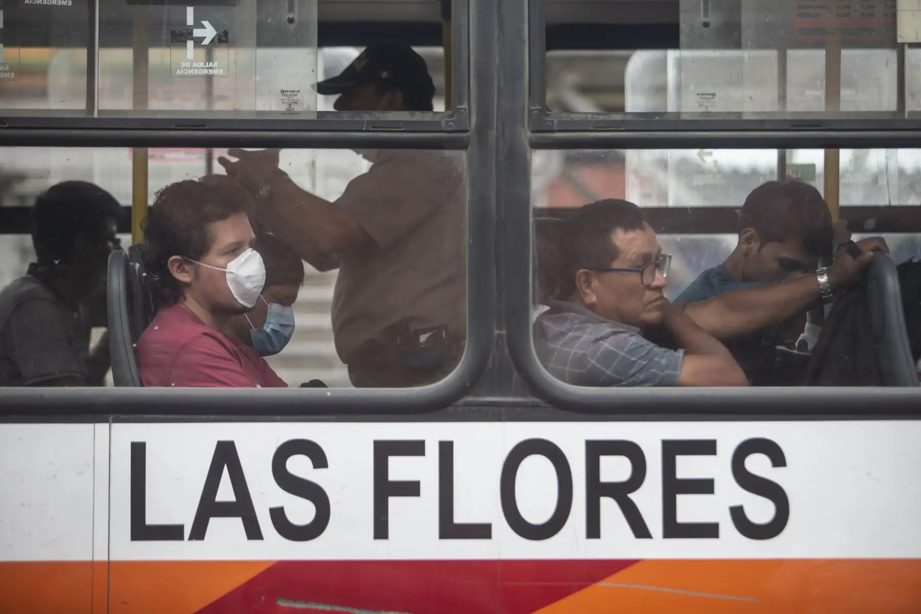 La Policía de Tránsito controla que los buses de transporte público no circulen repletos de pasajeros. También inspeccciona a los vehículos particulares. Foto: ANDINA/Jhonel Rodríguez Robles