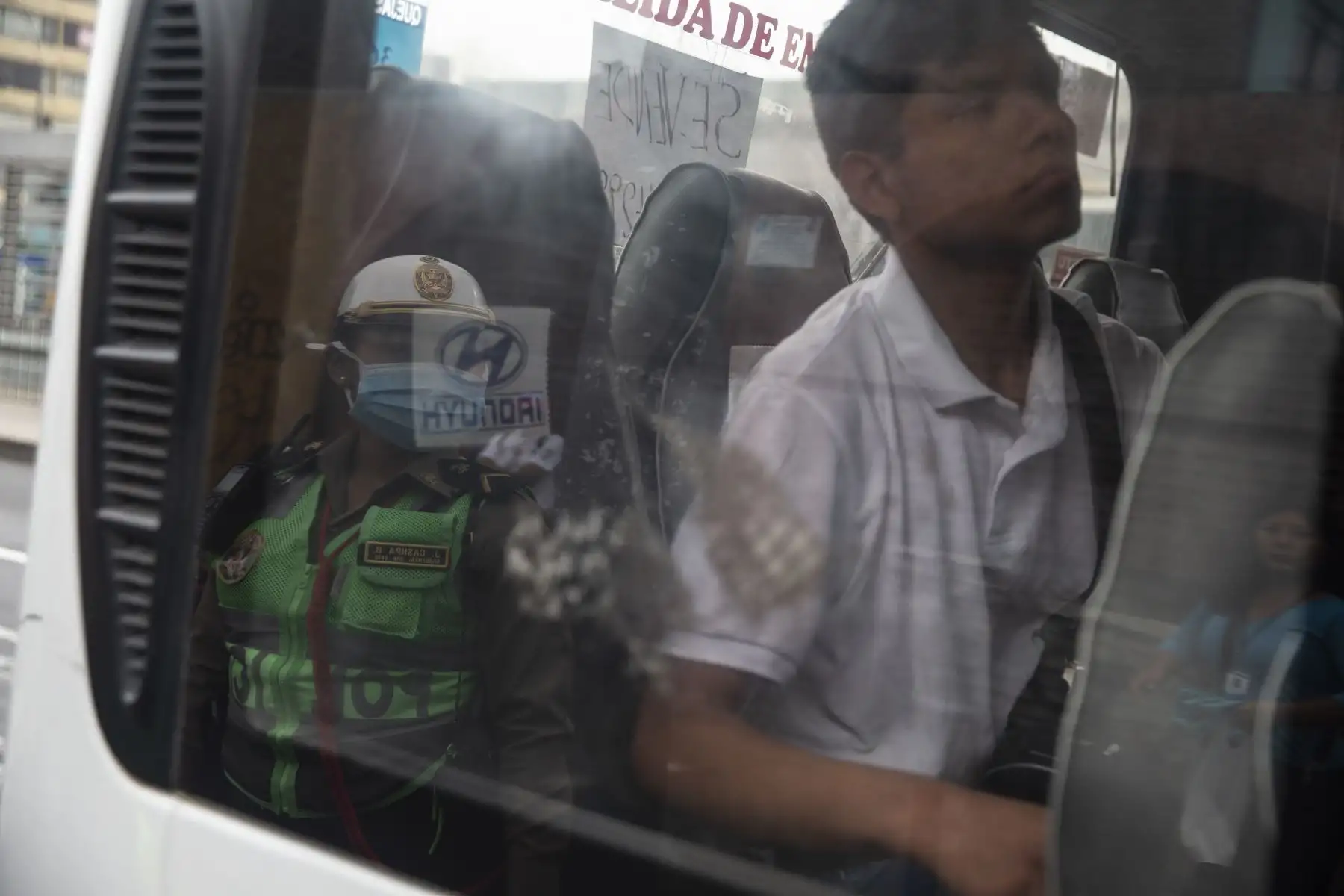 La Policía de Tránsito controla que los buses de transporte público no circulen repletos de pasajeros. También inspeccciona a los vehículos particulares. Foto: ANDINA/Jhonel Rodríguez Robles