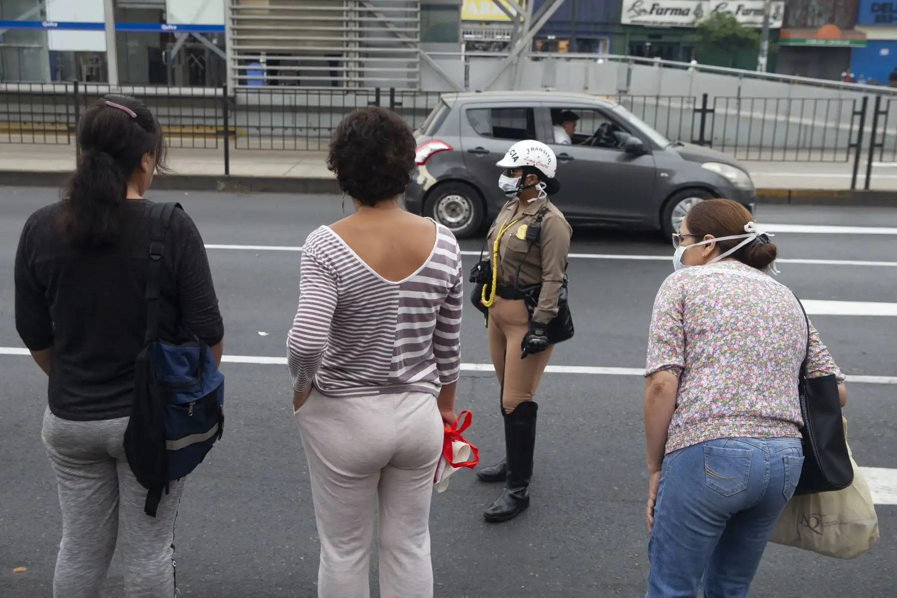 La Policía de Tránsito controla que los buses de transporte público no circulen repletos de pasajeros. También inspeccciona a los vehículos particulares. Foto: ANDINA/Jhonel Rodríguez Robles