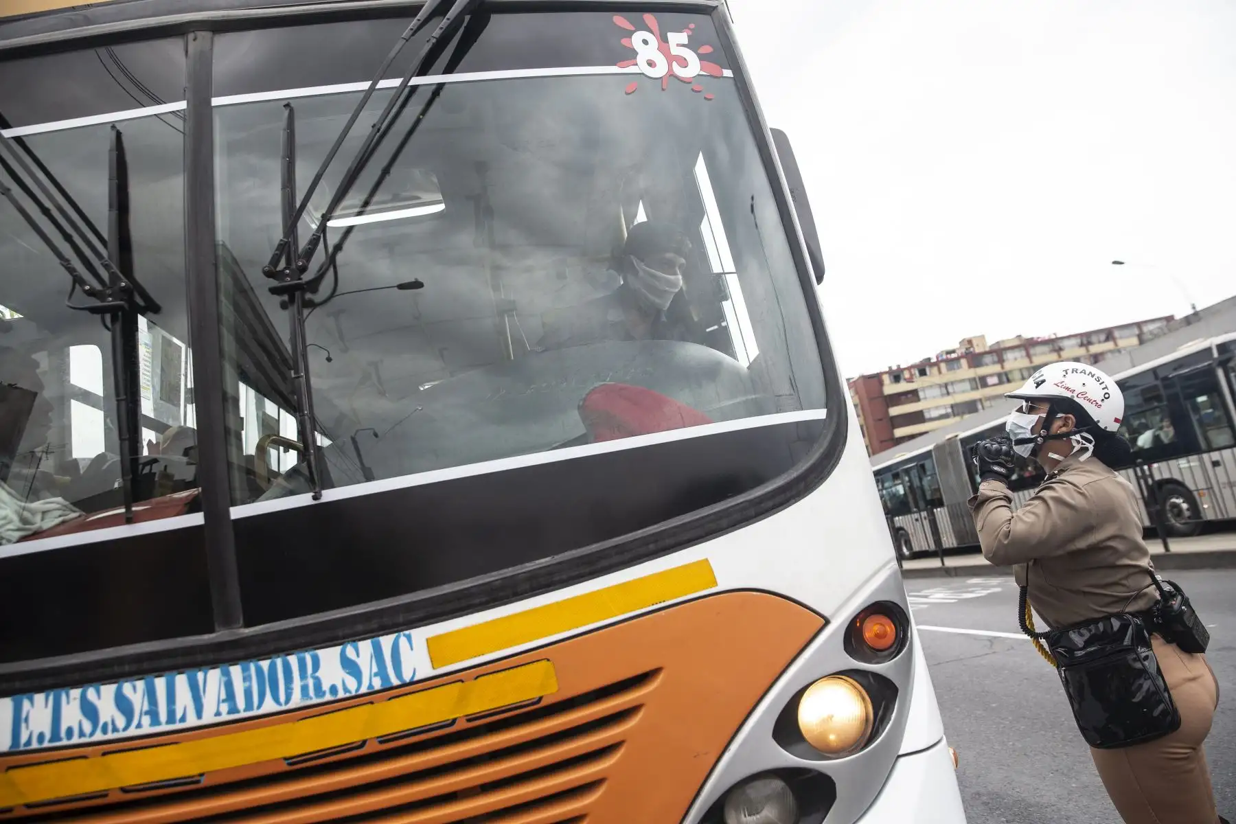 La Policía de Tránsito controla que los buses de transporte público no circulen repletos de pasajeros. También inspeccciona a los vehículos particulares. Foto: ANDINA/Jhonel Rodríguez Robles