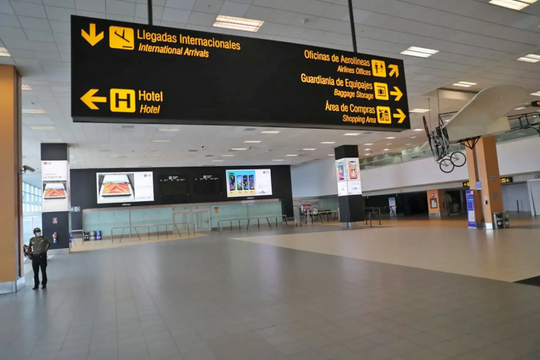 Así luce el Aeropuerto Jorge Chavez en segundo día de emergencia sanitaria. Foto: ANDINA/ Carla Patiño