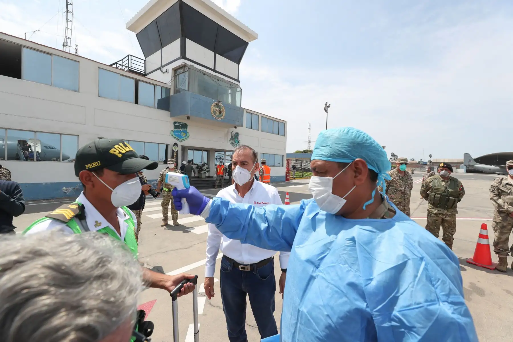Fuerza aérea coordina vuelos de apoyo para pasajeros peruanos que quedaron varados en el Aeropuerto Jorge Chávez por mal tiempo. Foto: ANDINA/MINDEF