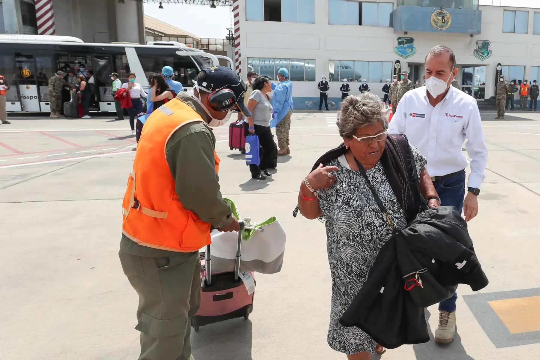 Fuerza aérea coordina vuelos de apoyo para pasajeros peruanos que quedaron varados en el Aeropuerto Jorge Chávez por mal tiempo. Foto: ANDINA/MINDEF