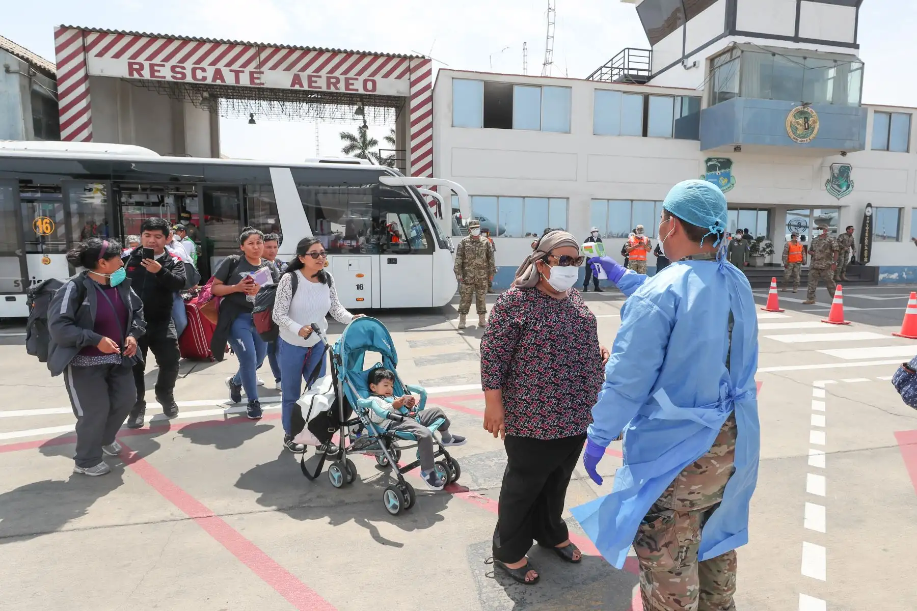 Fuerza aérea coordina vuelos de apoyo para pasajeros peruanos que quedaron varados en el Aeropuerto Jorge Chávez por mal tiempo. Foto: ANDINA/MINDEF