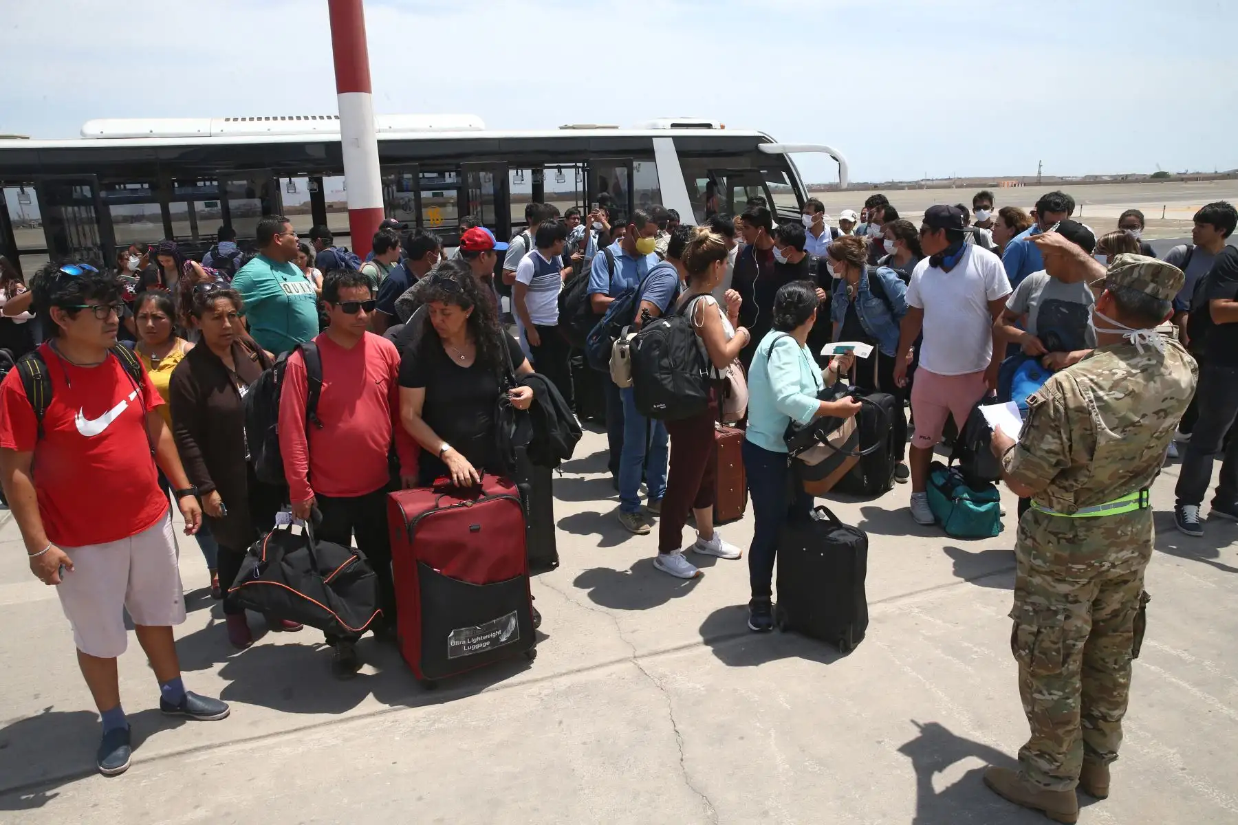 Fuerza Aérea inicia el traslado de pasajeros que perdieron vuelos de lineas comerciales. Decenas de ciudadanos llegaron a Grupo N°8. Foto: ANDINA/Vidal Tarqui