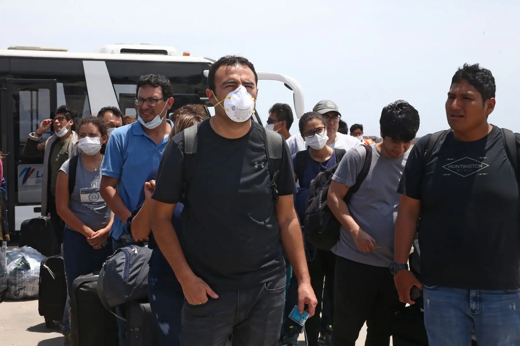 Fuerza Aérea inicia el traslado de pasajeros que perdieron vuelos de lineas comerciales. Decenas de ciudadanos llegaron a Grupo N°8. Foto: ANDINA/Vidal Tarqui
