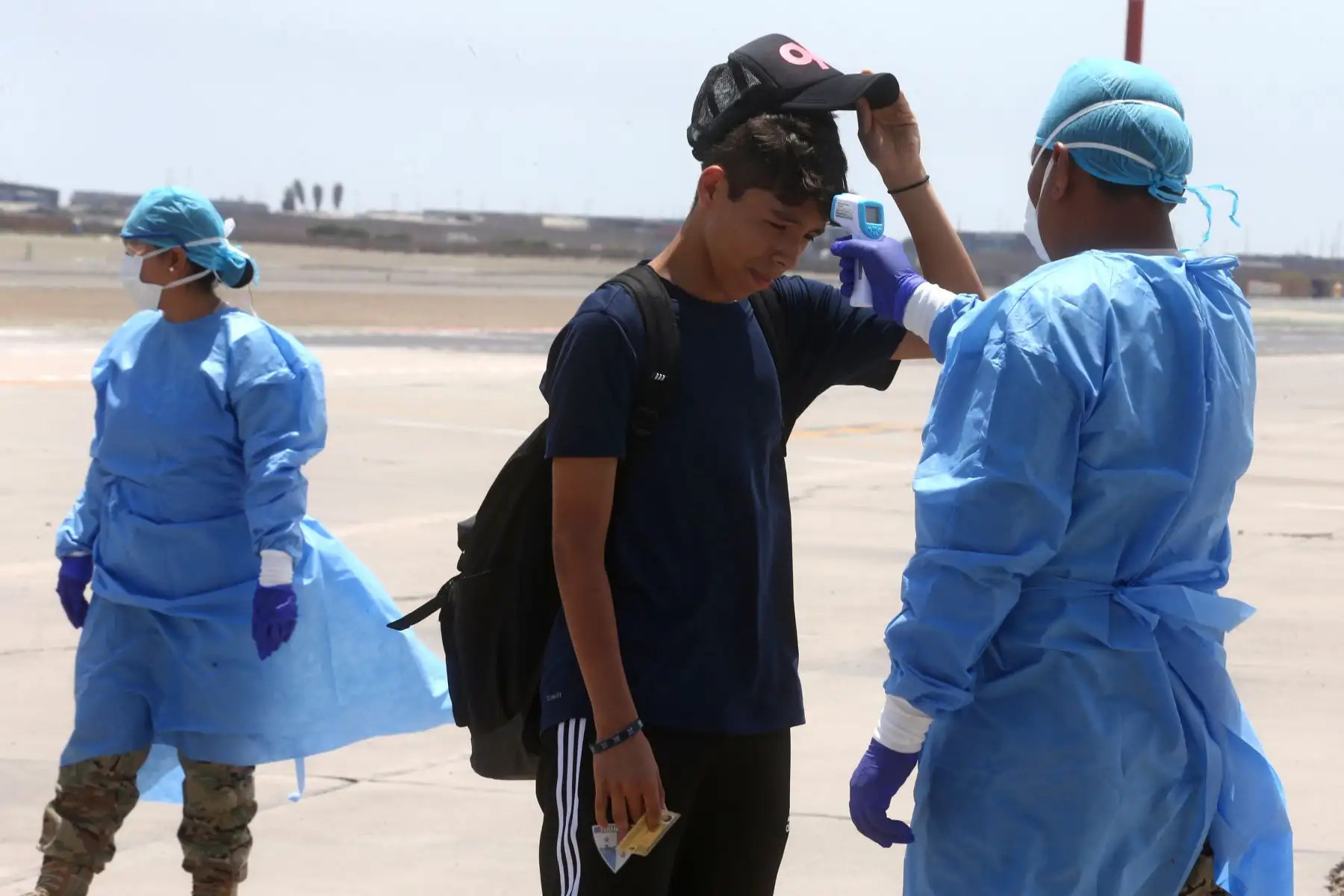 Fuerza Aérea inicia el traslado de pasajeros que perdieron vuelos de lineas comerciales. Decenas de ciudadanos llegaron a Grupo N°8. Foto: ANDINA/Vidal Tarqui