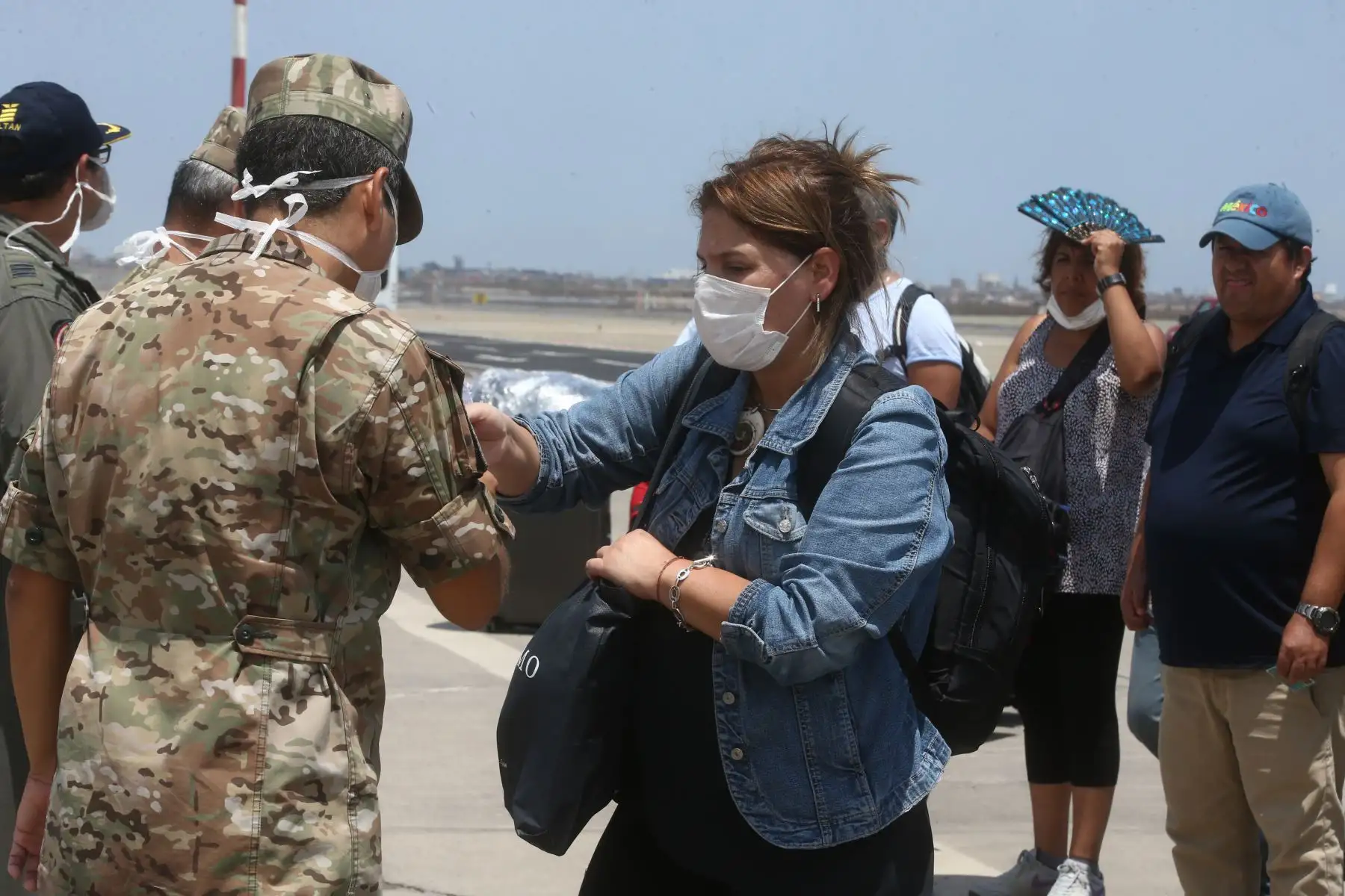 Fuerza Aérea inicia el traslado de pasajeros que perdieron vuelos de lineas comerciales. Decenas de ciudadanos llegaron a Grupo N°8. Foto: ANDINA/Vidal Tarqui