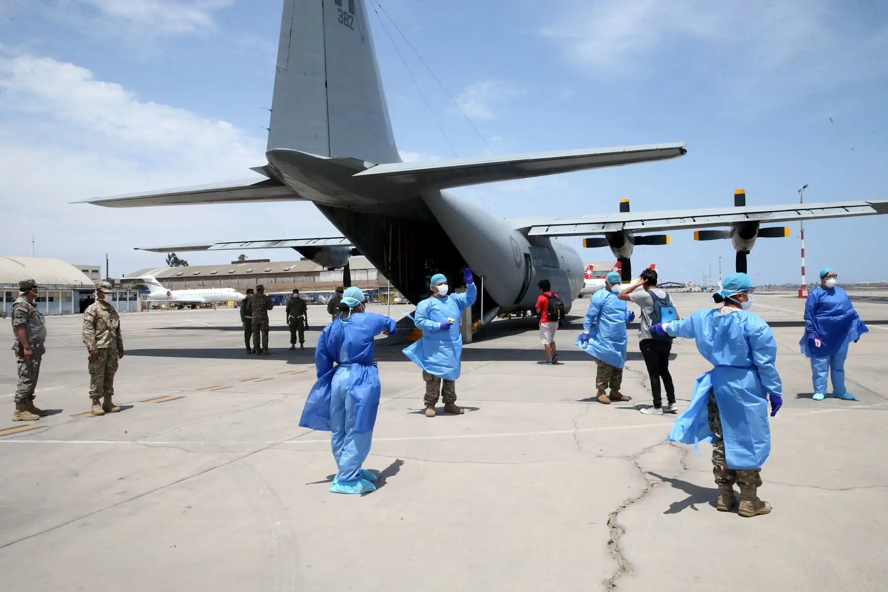 Fuerza Aérea inicia el traslado de pasajeros que perdieron vuelos de lineas comerciales. Decenas de ciudadanos llegaron a Grupo N°8. Foto: ANDINA/Vidal Tarqui