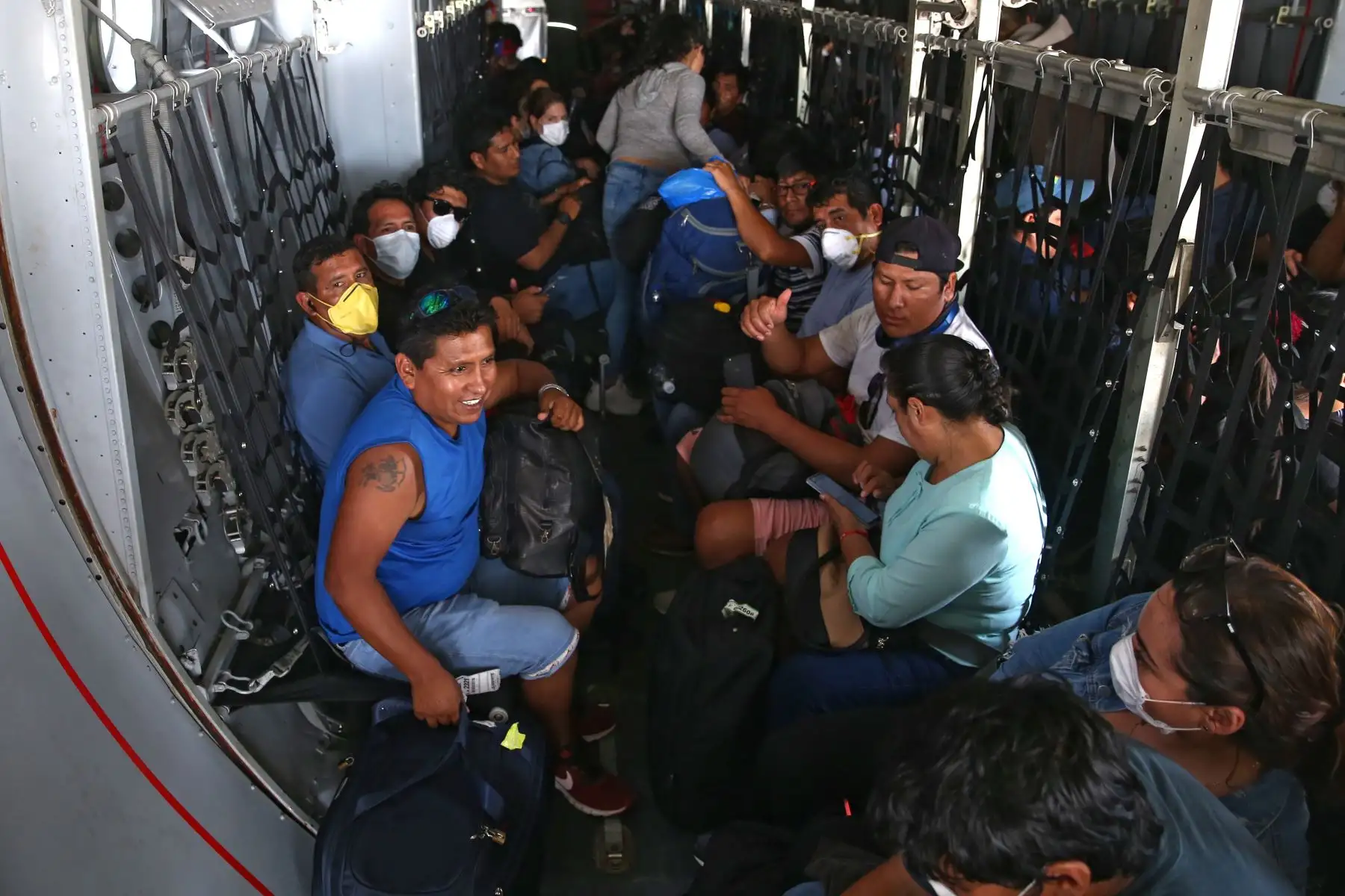 Fuerza Aérea inicia el traslado de pasajeros que perdieron vuelos de lineas comerciales. Decenas de ciudadanos llegaron a Grupo N°8. Foto: ANDINA/Vidal Tarqui