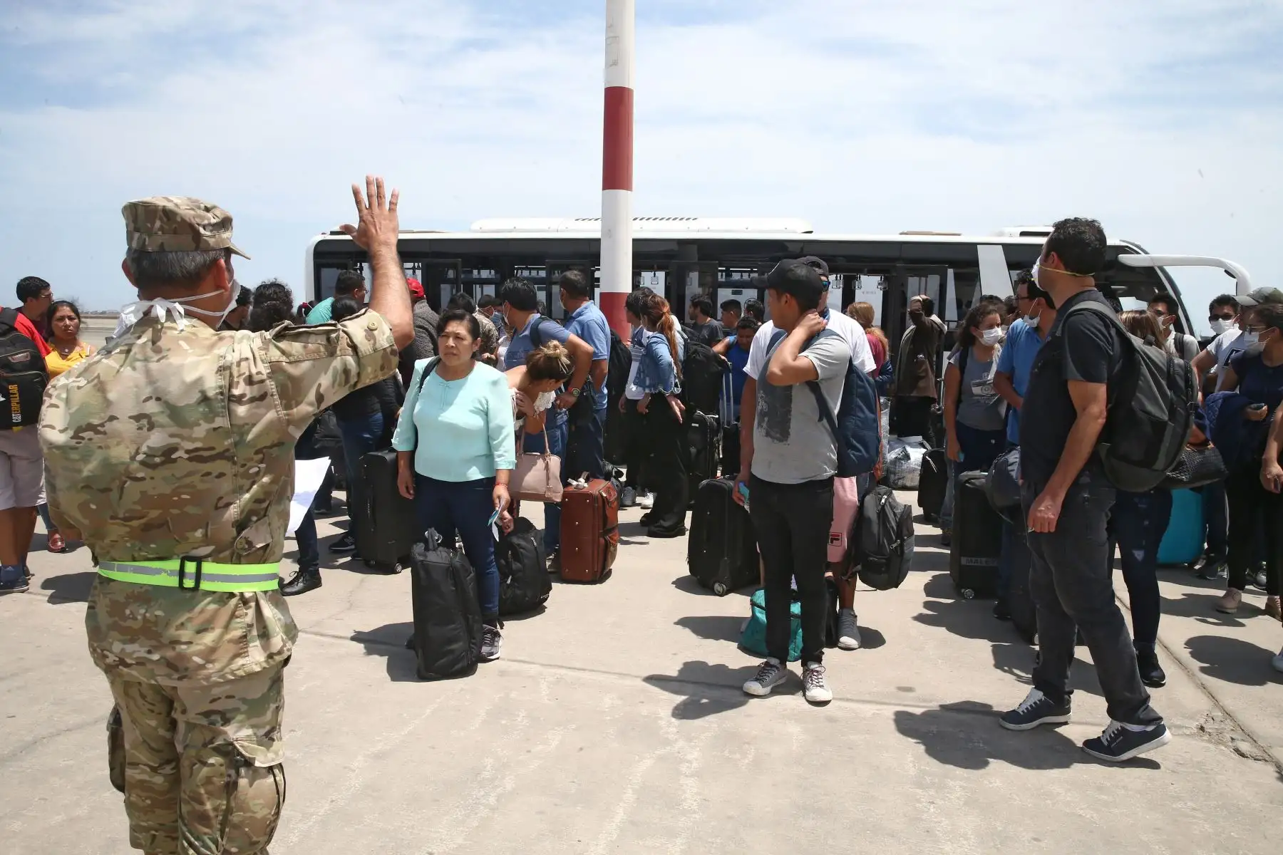 Fuerza Aérea inicia el traslado de pasajeros que perdieron vuelos de lineas comerciales. Decenas de ciudadanos llegaron a Grupo N°8. Foto: ANDINA/Vidal Tarqui